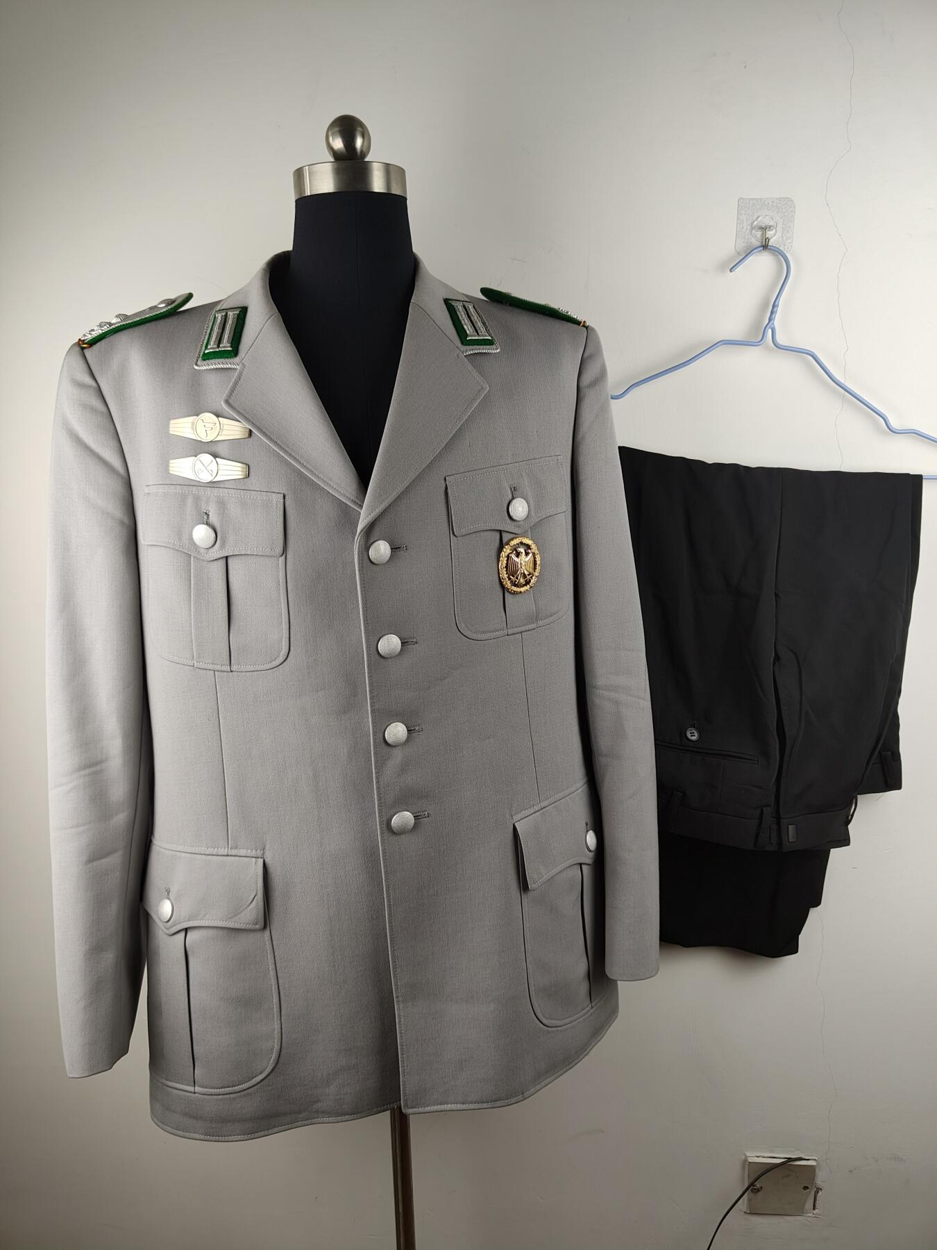 全场0元起拍 第156期 咸鱼国勋章拍卖专场 5月15日（周三）下午6：00开始 西德陆军步兵中校常服一套 胸围112 肩宽46衣长82 袖长 66腰围88 裤长96