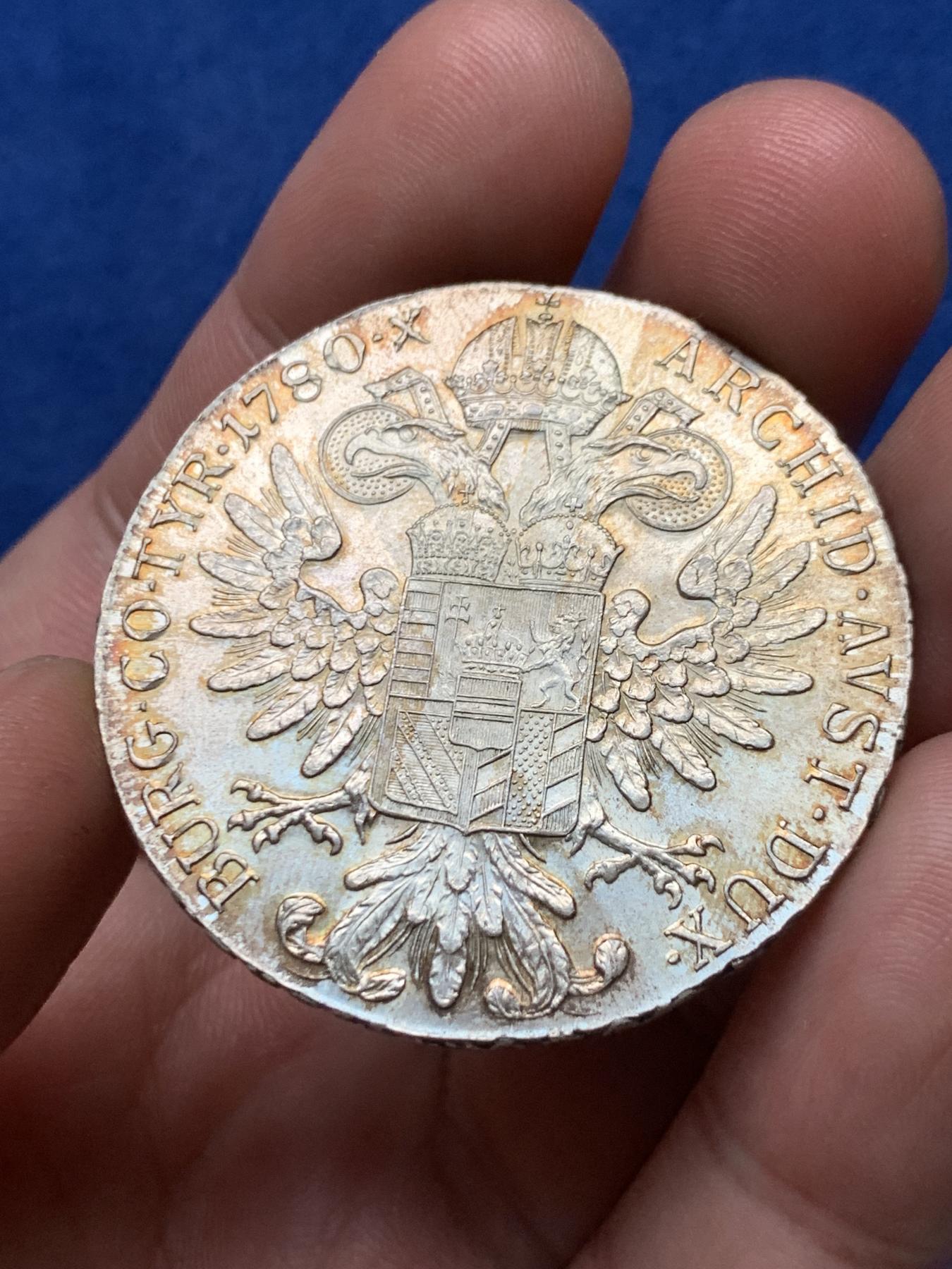 《竞宝斋》第267场- 周日，周一  2场连拍 （全场包邮） 英国后铸大奶妈大银币 铸期为二战前后 五彩包浆有转光