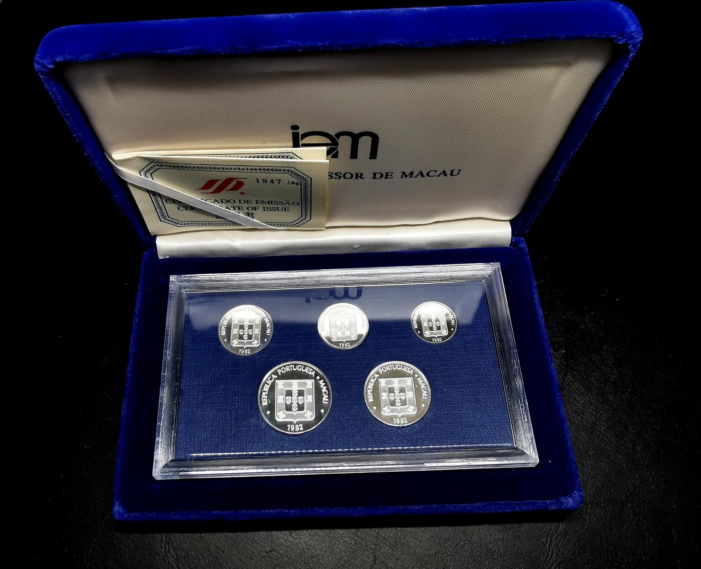 凡希社世界钱币微拍第二百六十八期 1982澳门精铸全银PS，原厂封装盒证，收藏级品相，这套全银越来越贵了！