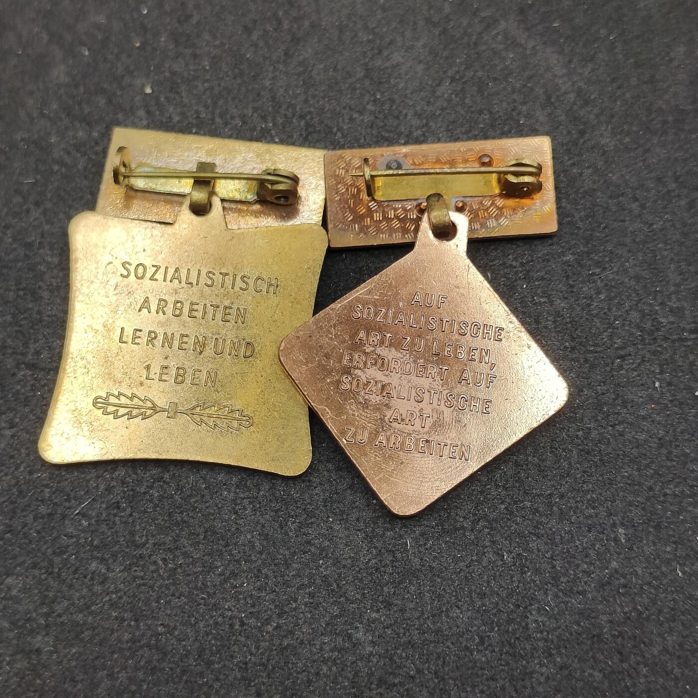 全场0元起拍 第156期 咸鱼国勋章拍卖专场 5月15日（周三）下午6：00开始 东德劳动奖章两个