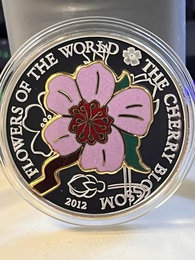 【海寕潮】拍卖第110期 - 【海寧潮】库克2012年世界花卉镶嵌景泰蓝工艺日本樱花彩色镀金精制纪念银币 带证书原价1050元