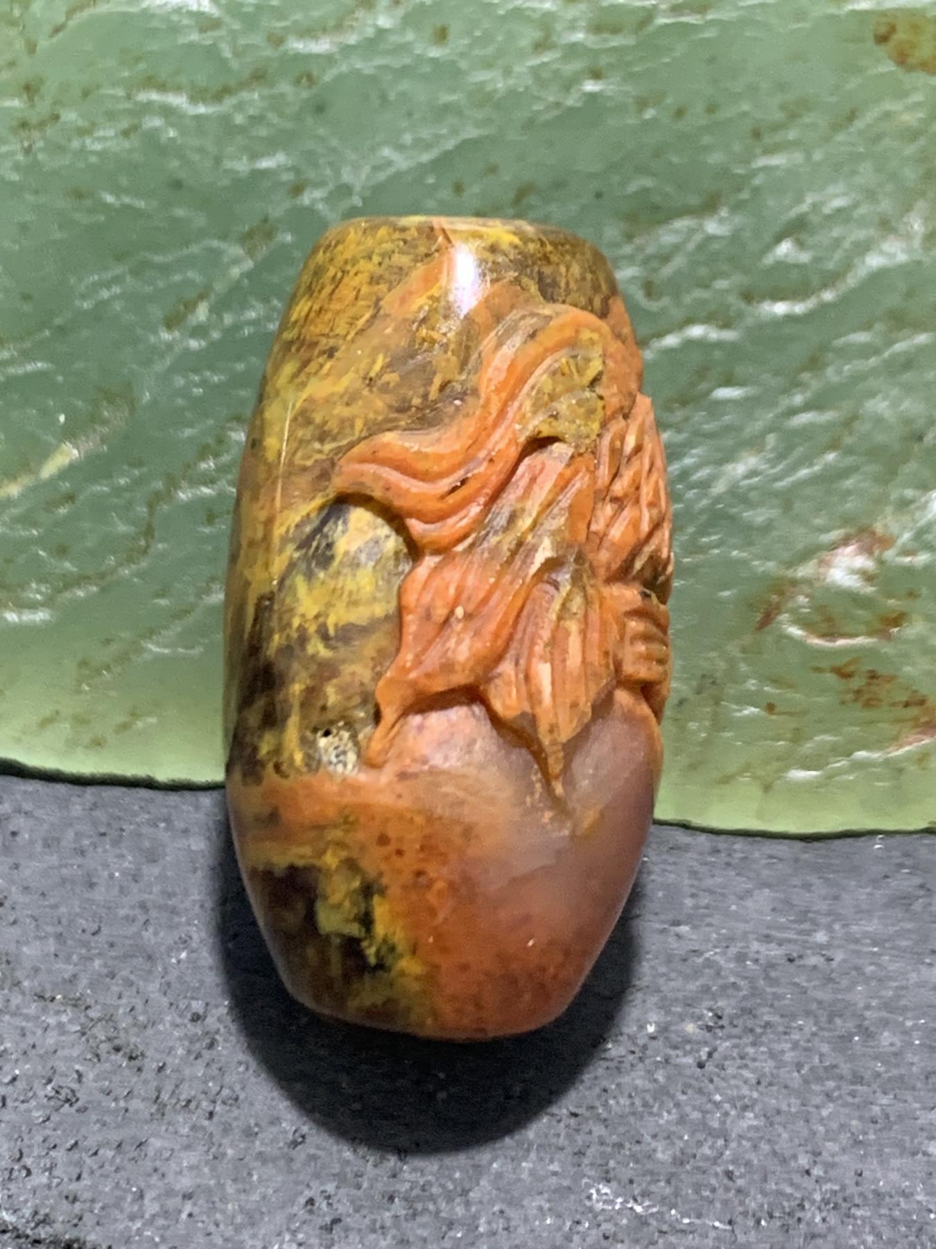 精美亚光高润度草花纹战国红玛瑙手工俏色巧雕金鱼，莲花桶珠一个！