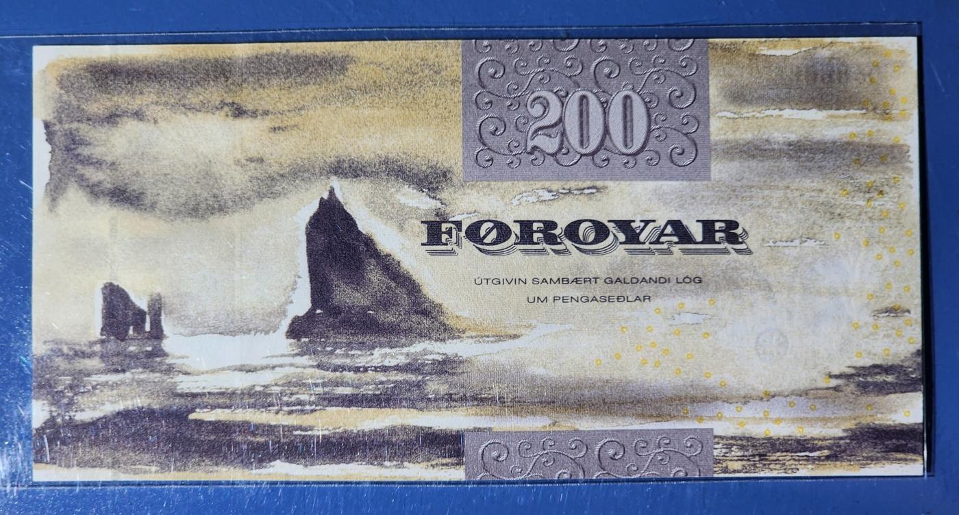 法罗群岛 2003年 200克朗 纸钞 初版 蝙蝠蛾细金属线版 狮子号 548888E UNC一张 如图 