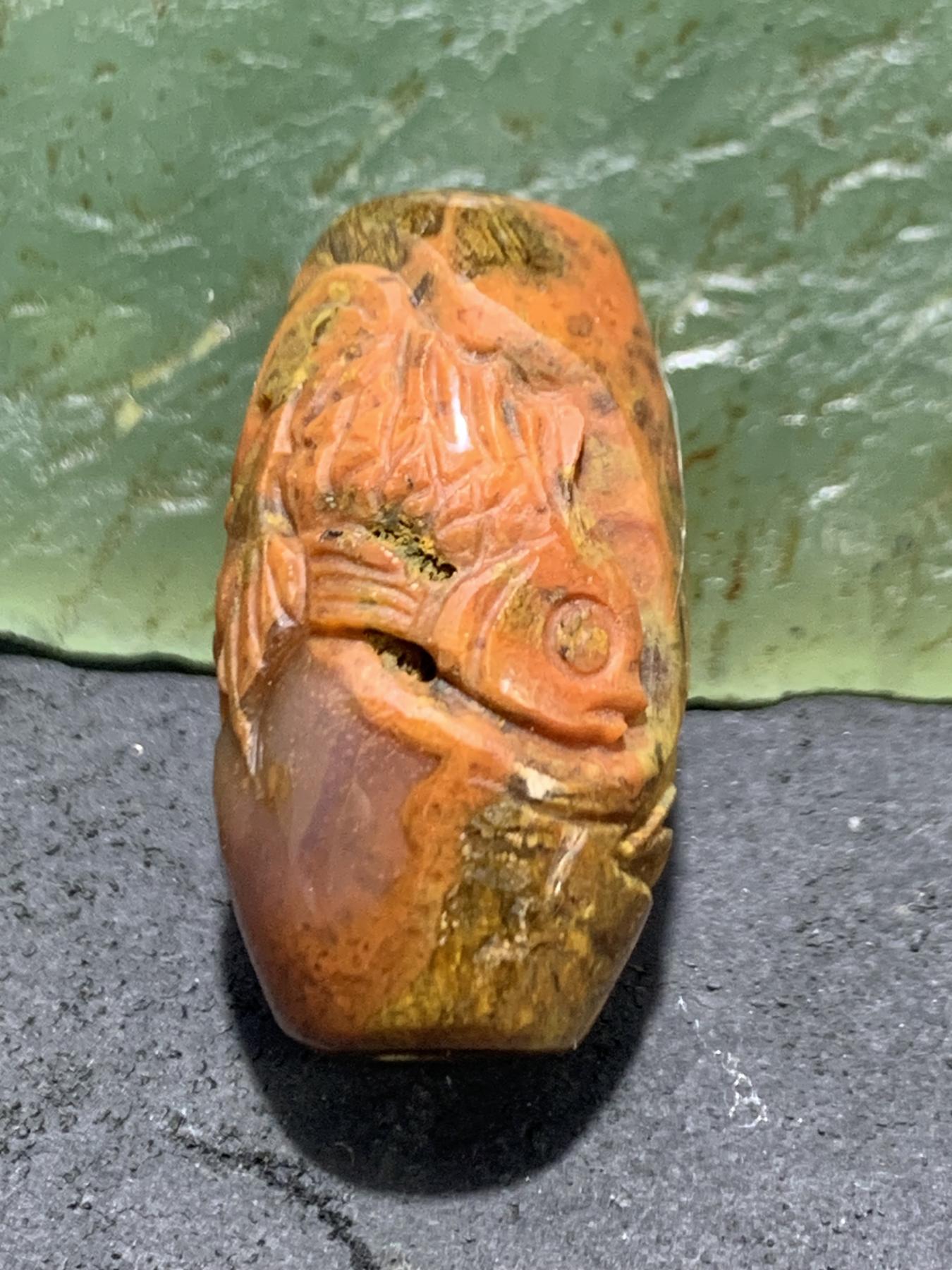 精美亚光高润度草花纹战国红玛瑙手工俏色巧雕金鱼，莲花桶珠一个！