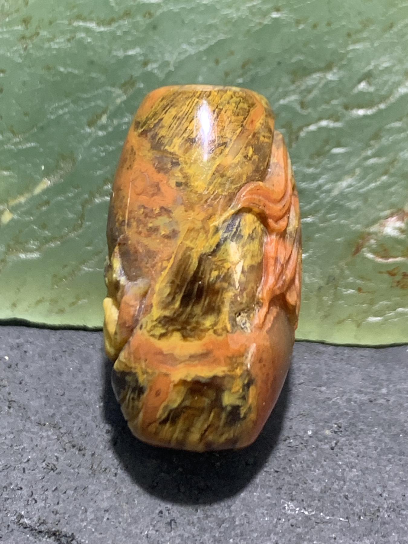 精美亚光高润度草花纹战国红玛瑙手工俏色巧雕金鱼，莲花桶珠一个！