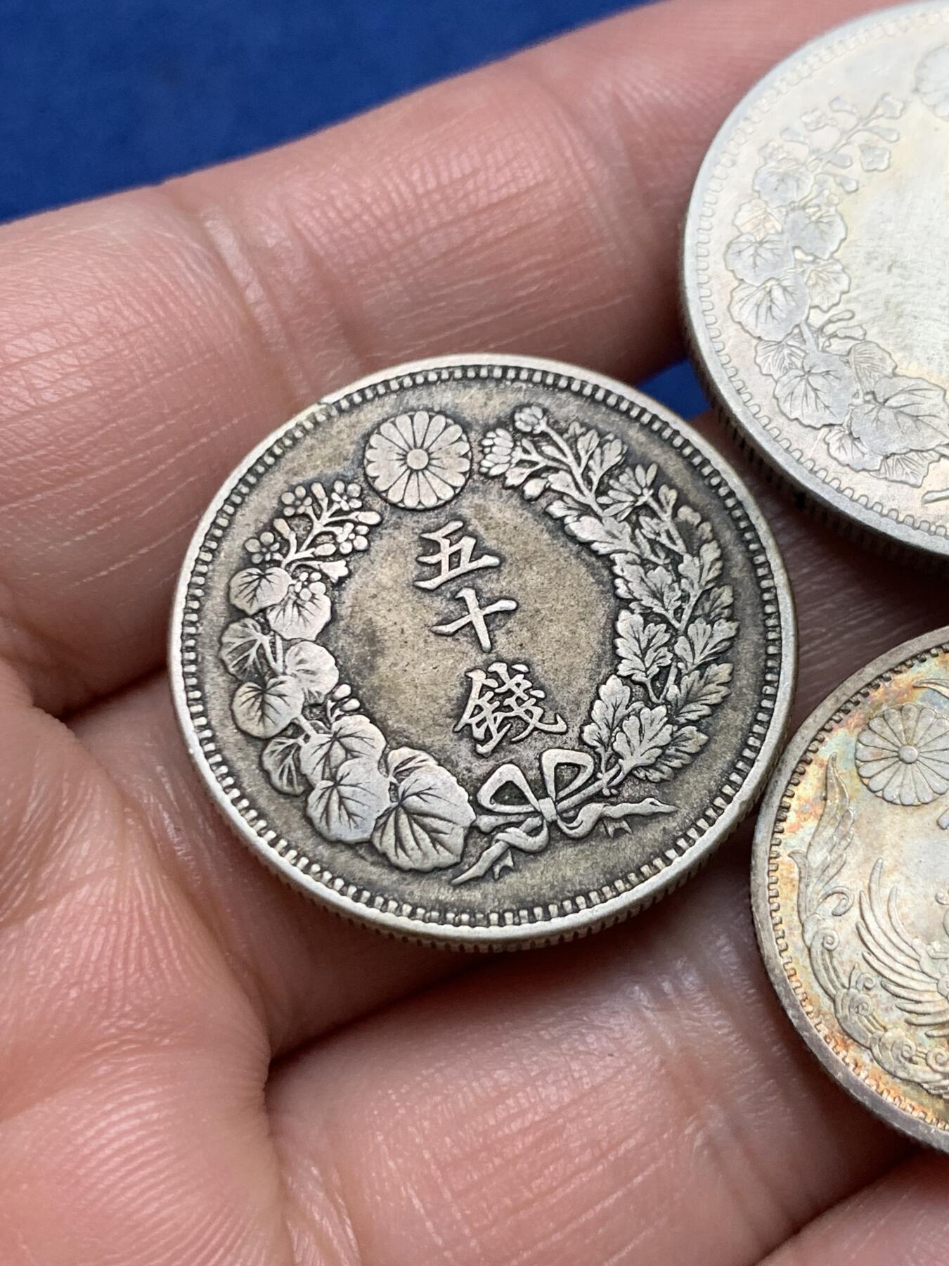 《竞宝斋》第268场- 周日，周一  2场连拍 （全场包邮） 3枚一组 日本50钱银币 三款