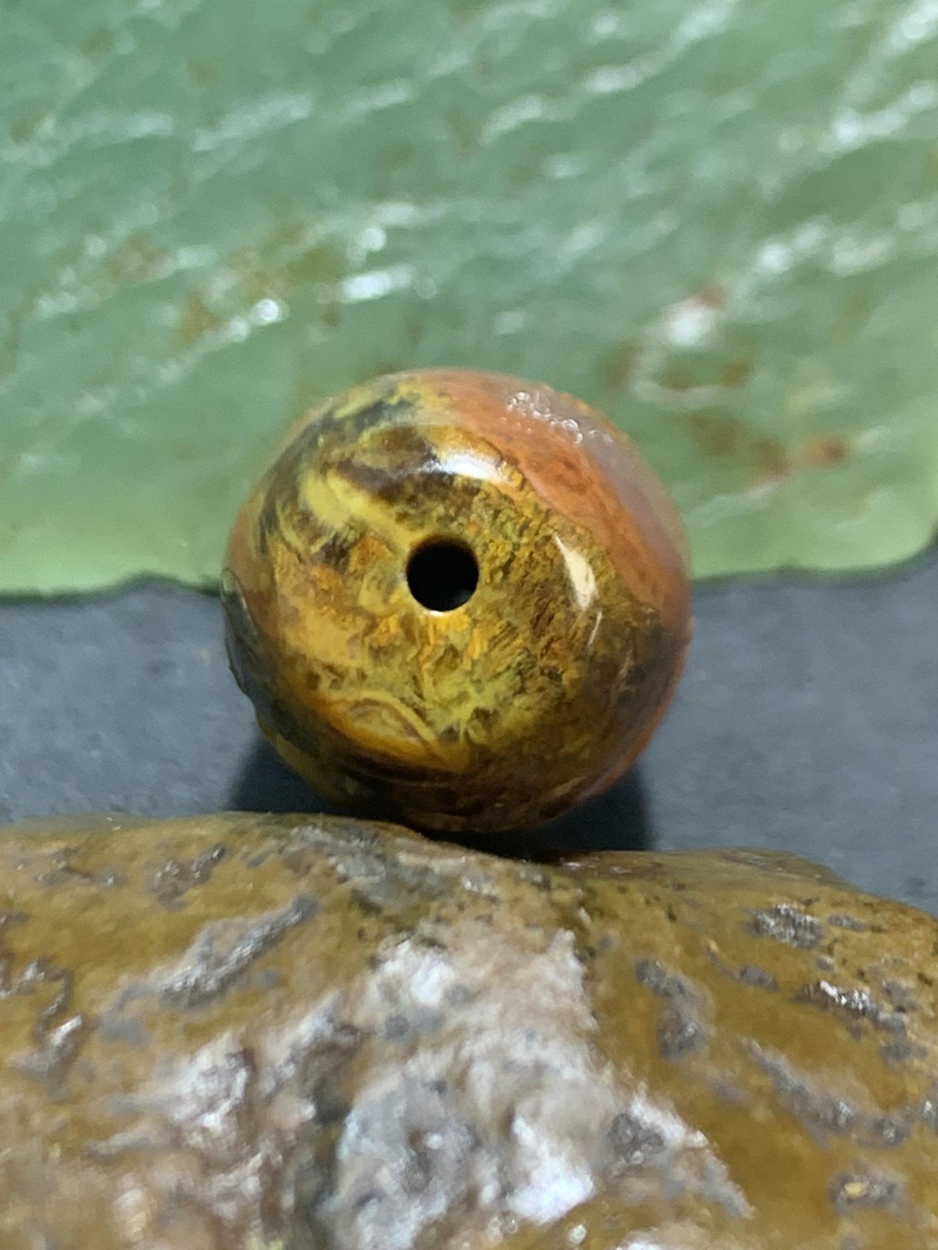 精美亚光高润度草花纹战国红玛瑙手工俏色巧雕金鱼，莲花桶珠一个！