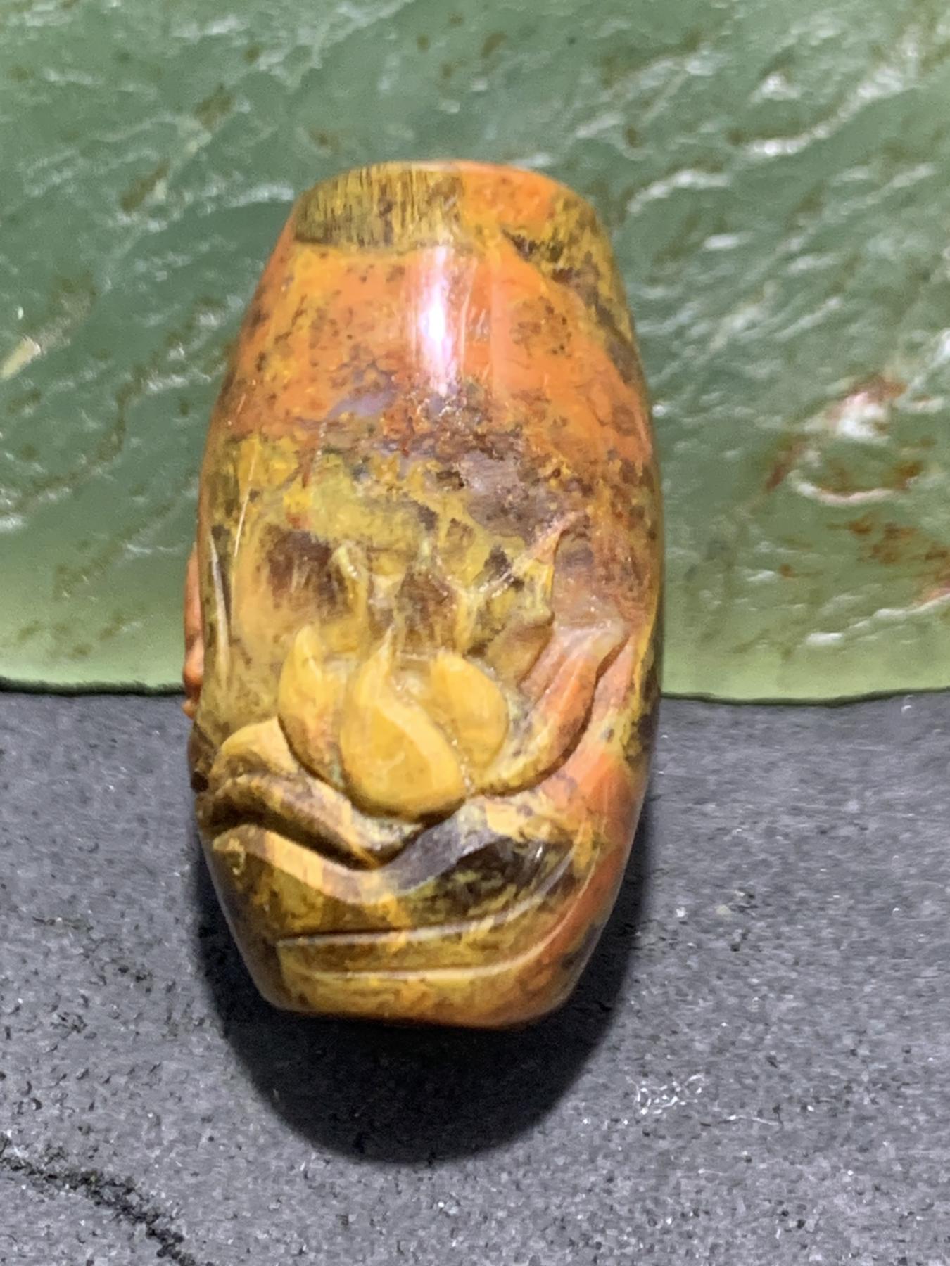 精美亚光高润度草花纹战国红玛瑙手工俏色巧雕金鱼，莲花桶珠一个！