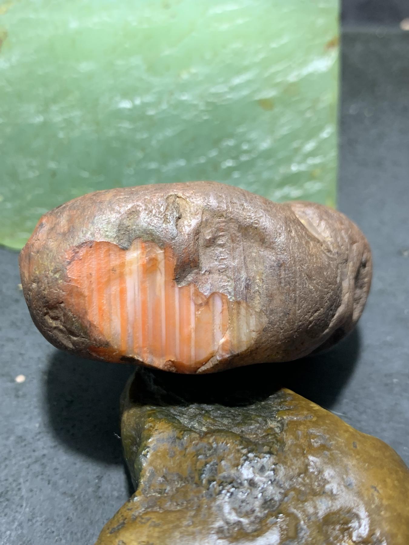 精美红皮千层纹开窗料南红玛瑙原石一颗，