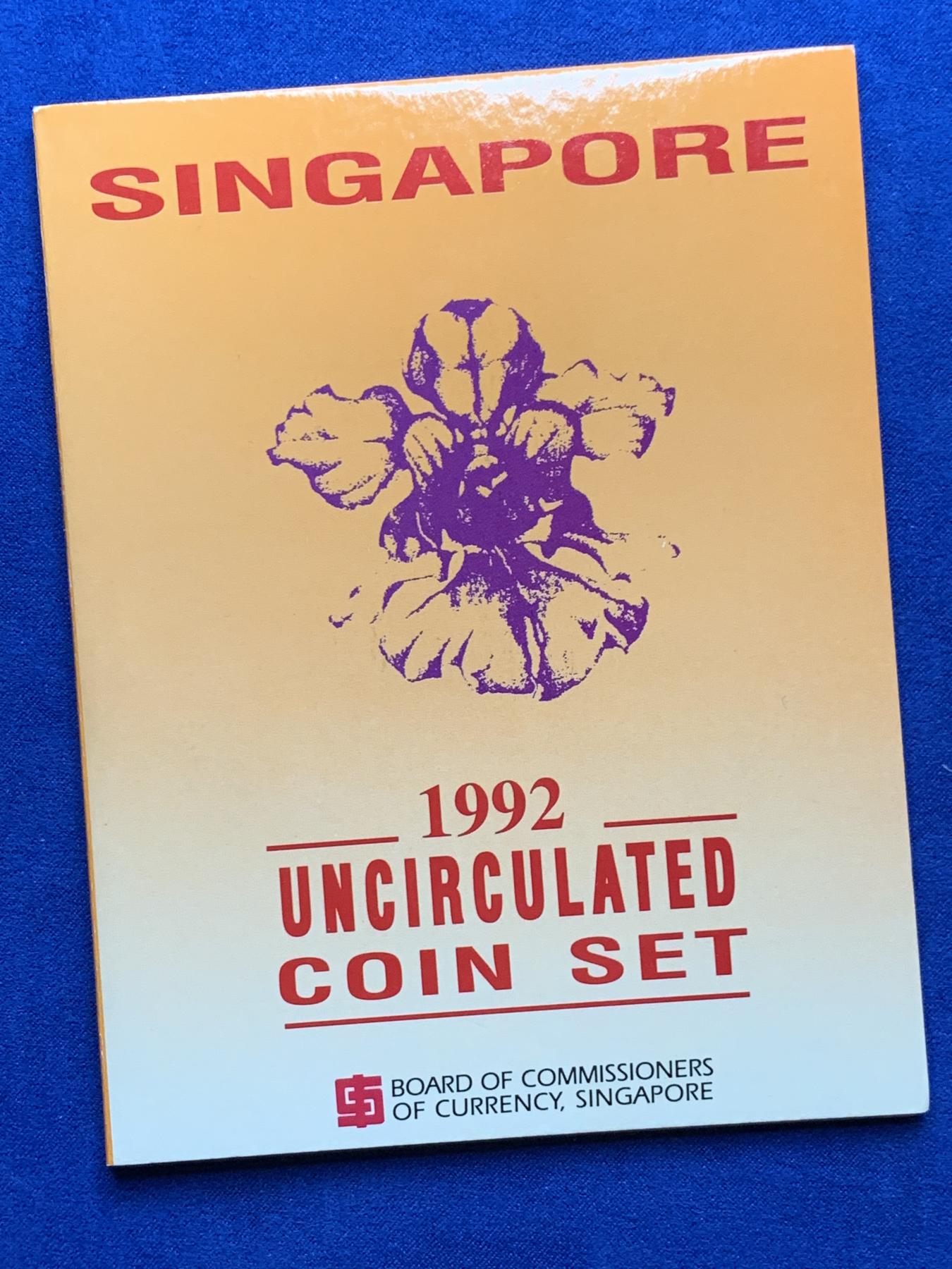 《竞宝斋》第268场- 周日，周一  2场连拍 （全场包邮） 新加坡1992官方套币 带5元双色币