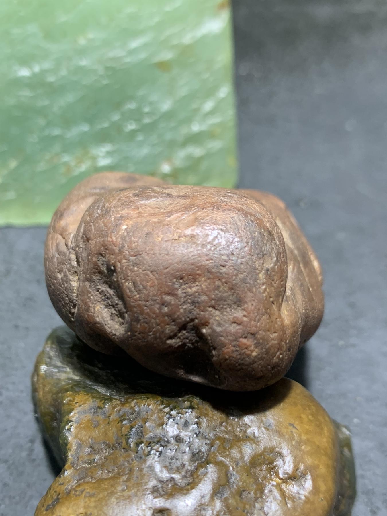 精美红皮千层纹开窗料南红玛瑙原石一颗，