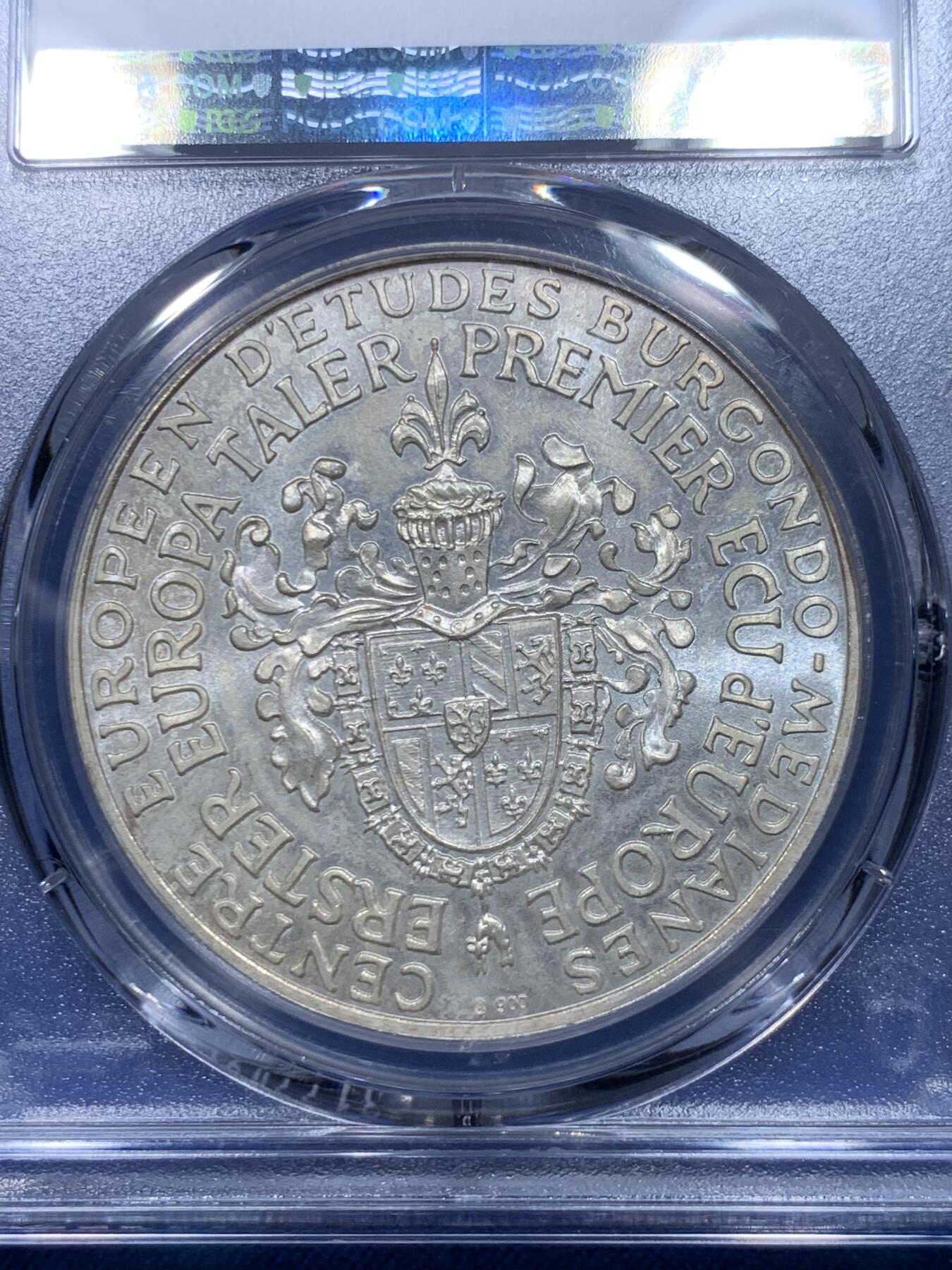 《竞宝斋》第268场- 周日，周一  2场连拍 （全场包邮） 冠军分 PCGS MS63 欧盟罗伯特·舒曼精制泰勒纪念大银币，法国政治家，曾担任法国外交部长，以他名字命名的舒曼计划为欧盟的前身欧洲煤钢共同体的建立铺平了道路。他和让·莫内一起被称为“欧盟之父”。他出任了欧洲议会的第一任议长。见于珍惜币目录，少见品种。