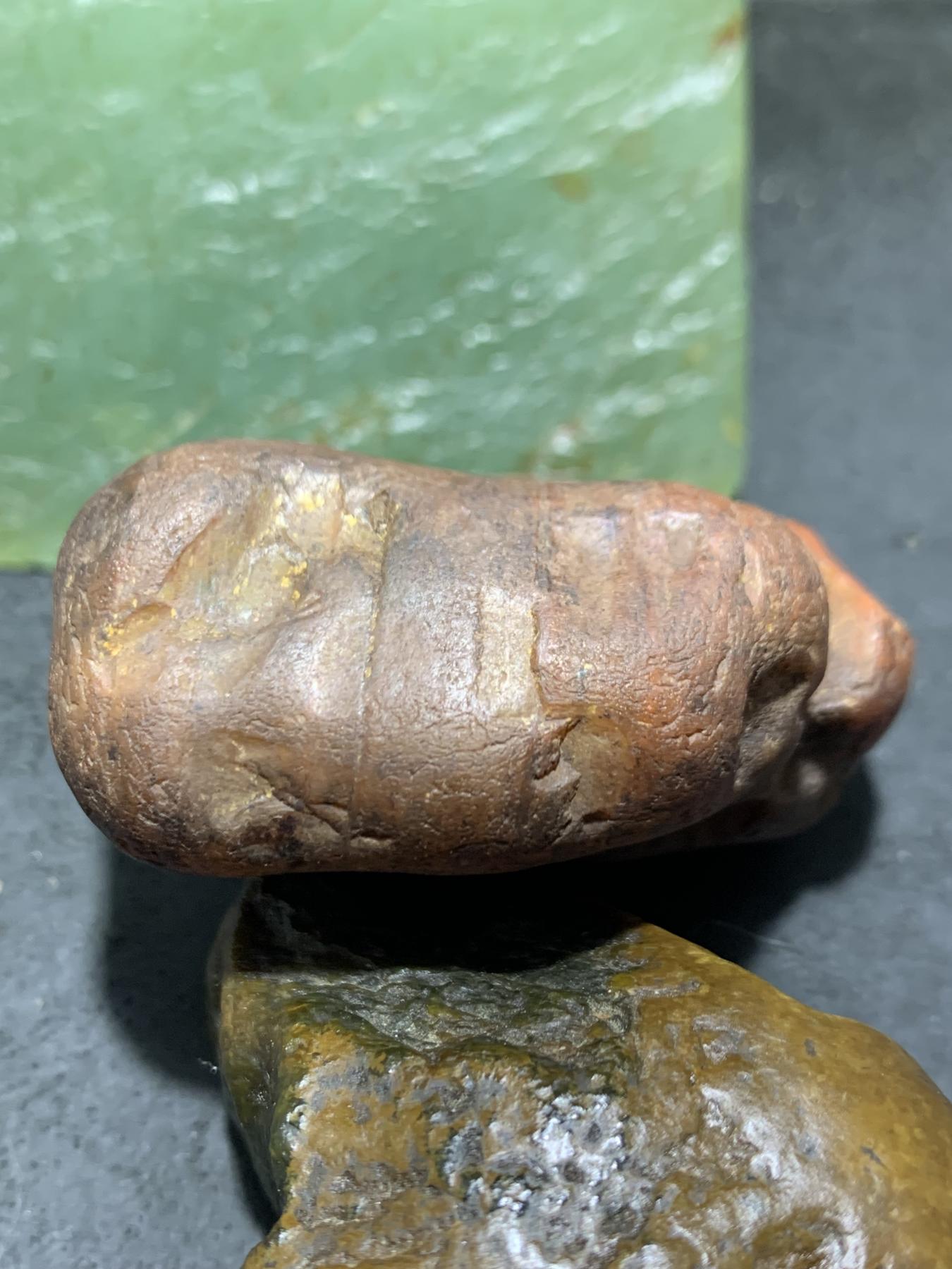 精美红皮千层纹开窗料南红玛瑙原石一颗，