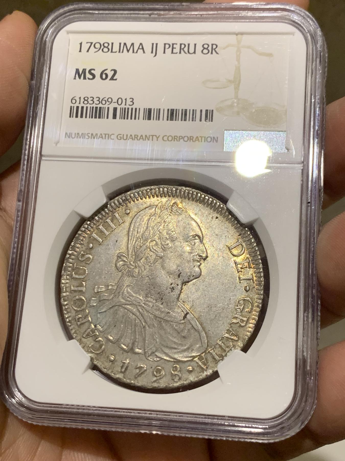 《竞宝斋》第268场- 周日，周一  2场连拍 （全场包邮） NGC MS62 1798年 西属秘鲁卡洛斯四世双柱8R银币 双面深打 原味 带彩带光 较早年份好品少