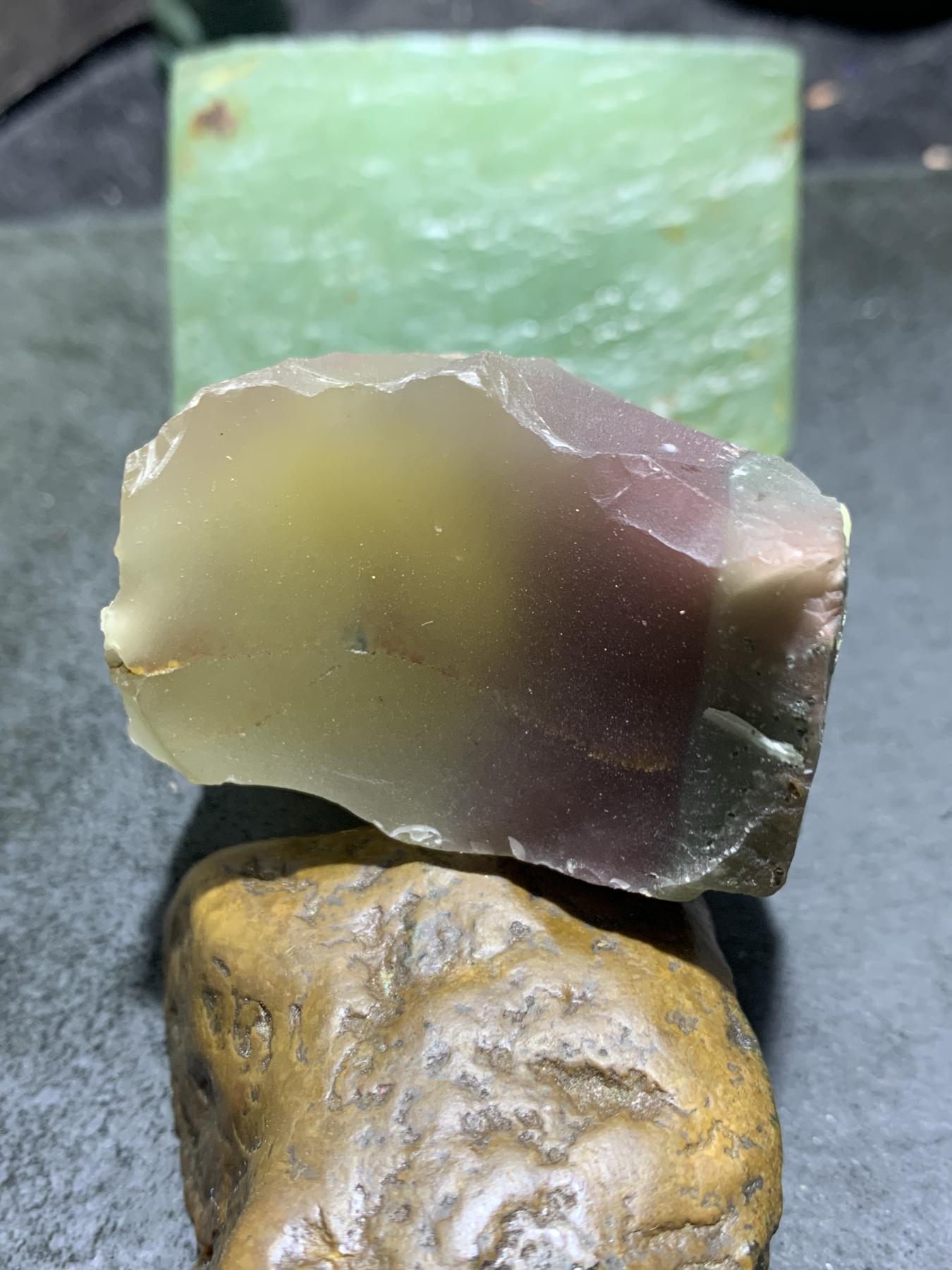 精美紫绿玛瑙明料原石一块