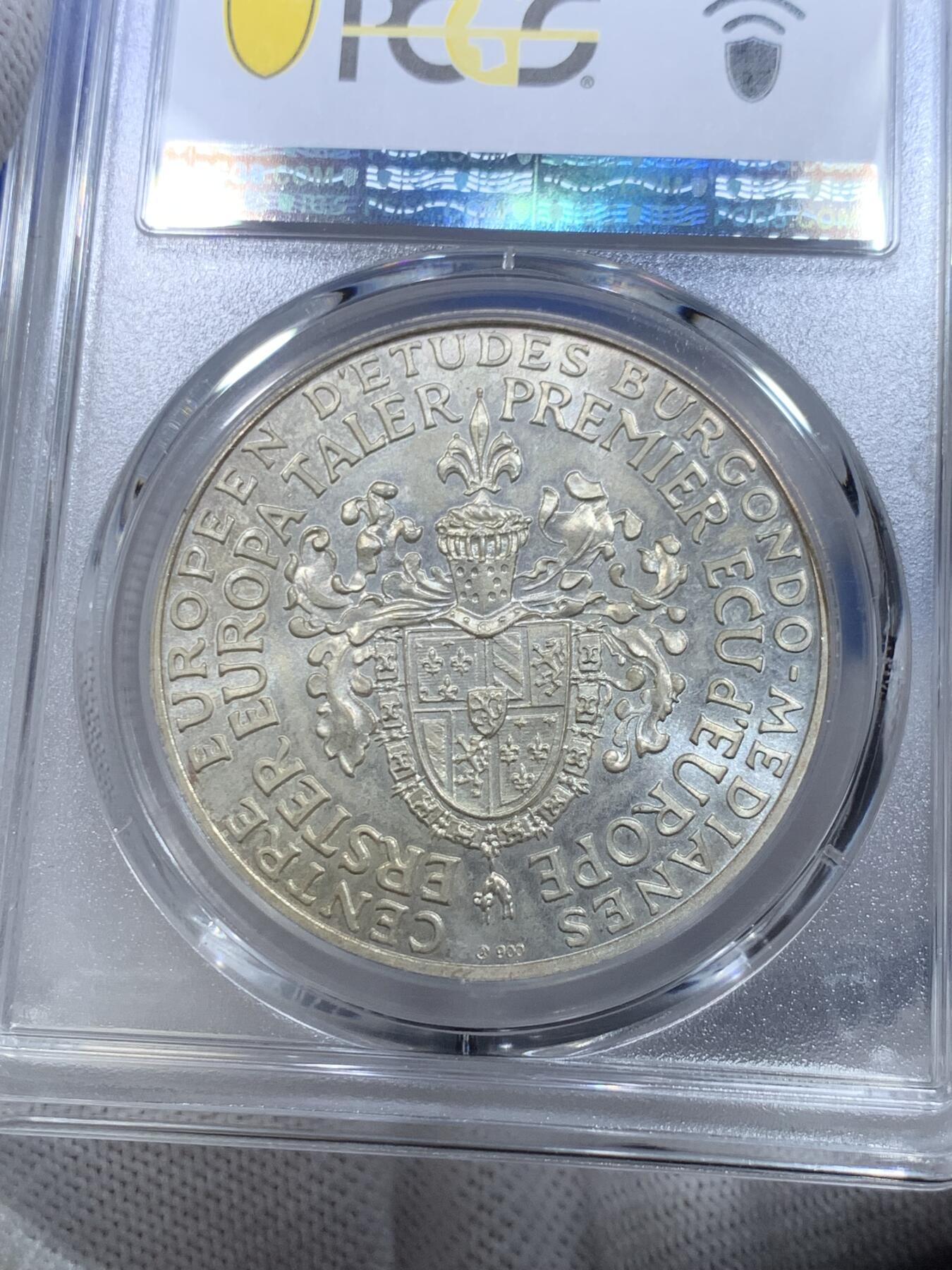 《竞宝斋》第268场- 周日，周一  2场连拍 （全场包邮） 冠军分 PCGS MS63 欧盟罗伯特·舒曼精制泰勒纪念大银币，法国政治家，曾担任法国外交部长，以他名字命名的舒曼计划为欧盟的前身欧洲煤钢共同体的建立铺平了道路。他和让·莫内一起被称为“欧盟之父”。他出任了欧洲议会的第一任议长。见于珍惜币目录，少见品种。