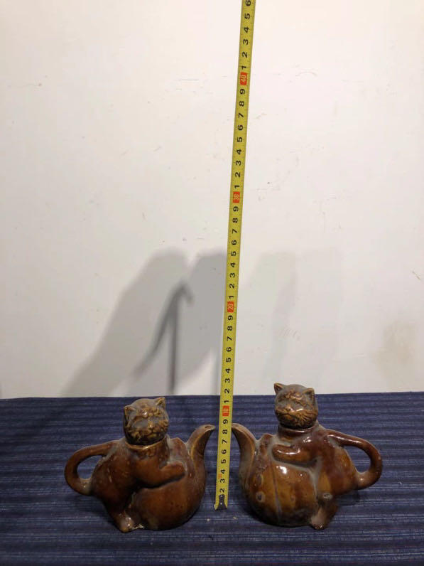 民国时期，猫壶一对，造型独特，完整。