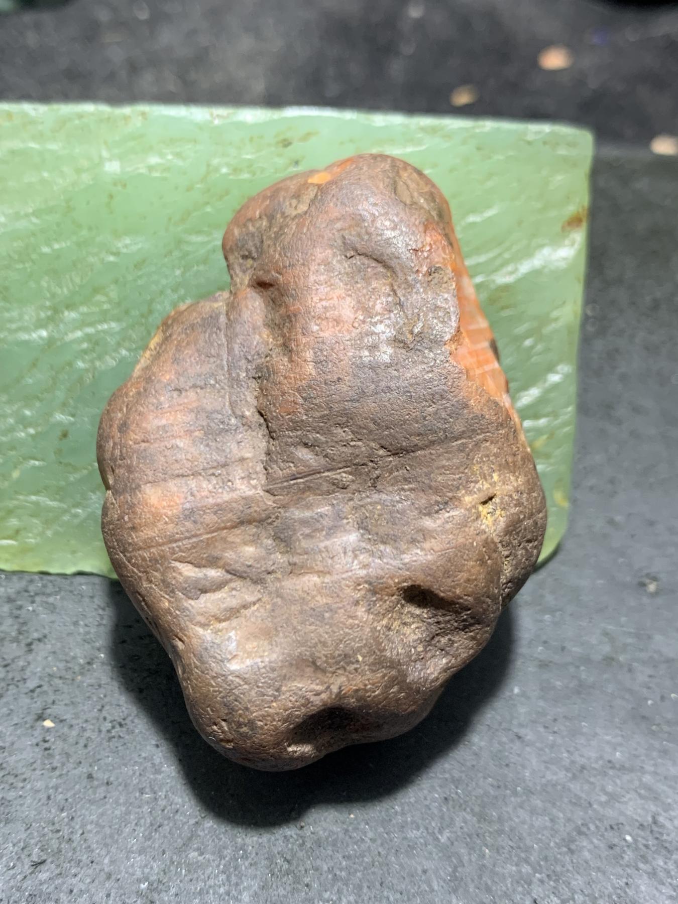 精美红皮千层纹开窗料南红玛瑙原石一颗，