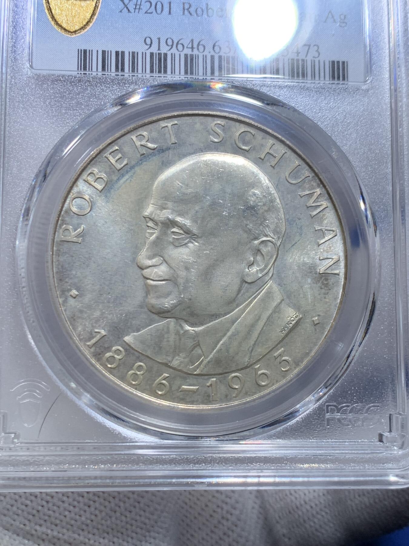 《竞宝斋》第268场- 周日，周一  2场连拍 （全场包邮） 冠军分 PCGS MS63 欧盟罗伯特·舒曼精制泰勒纪念大银币，法国政治家，曾担任法国外交部长，以他名字命名的舒曼计划为欧盟的前身欧洲煤钢共同体的建立铺平了道路。他和让·莫内一起被称为“欧盟之父”。他出任了欧洲议会的第一任议长。见于珍惜币目录，少见品种。