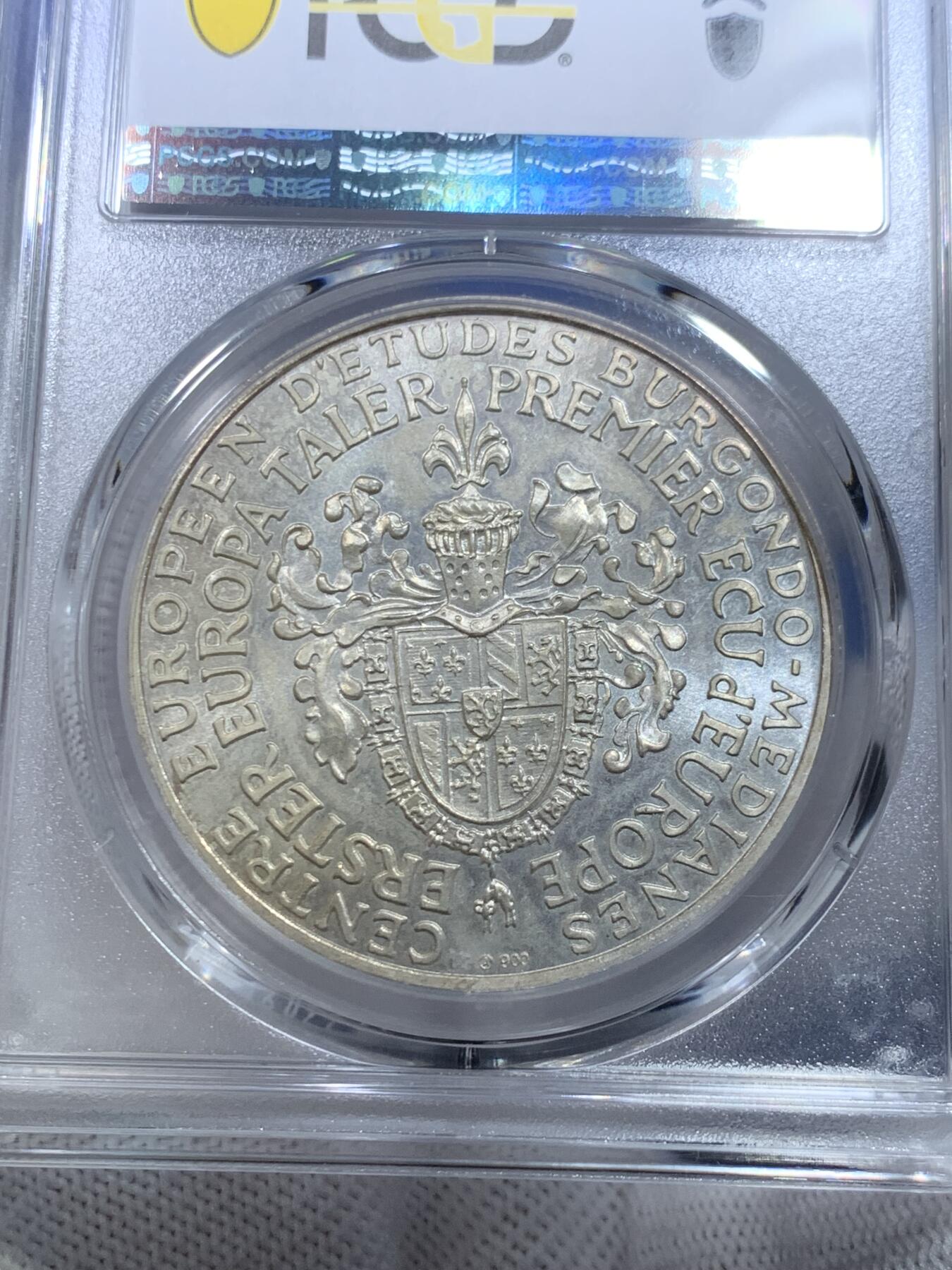 《竞宝斋》第268场- 周日，周一  2场连拍 （全场包邮） 冠军分 PCGS MS63 欧盟罗伯特·舒曼精制泰勒纪念大银币，法国政治家，曾担任法国外交部长，以他名字命名的舒曼计划为欧盟的前身欧洲煤钢共同体的建立铺平了道路。他和让·莫内一起被称为“欧盟之父”。他出任了欧洲议会的第一任议长。见于珍惜币目录，少见品种。