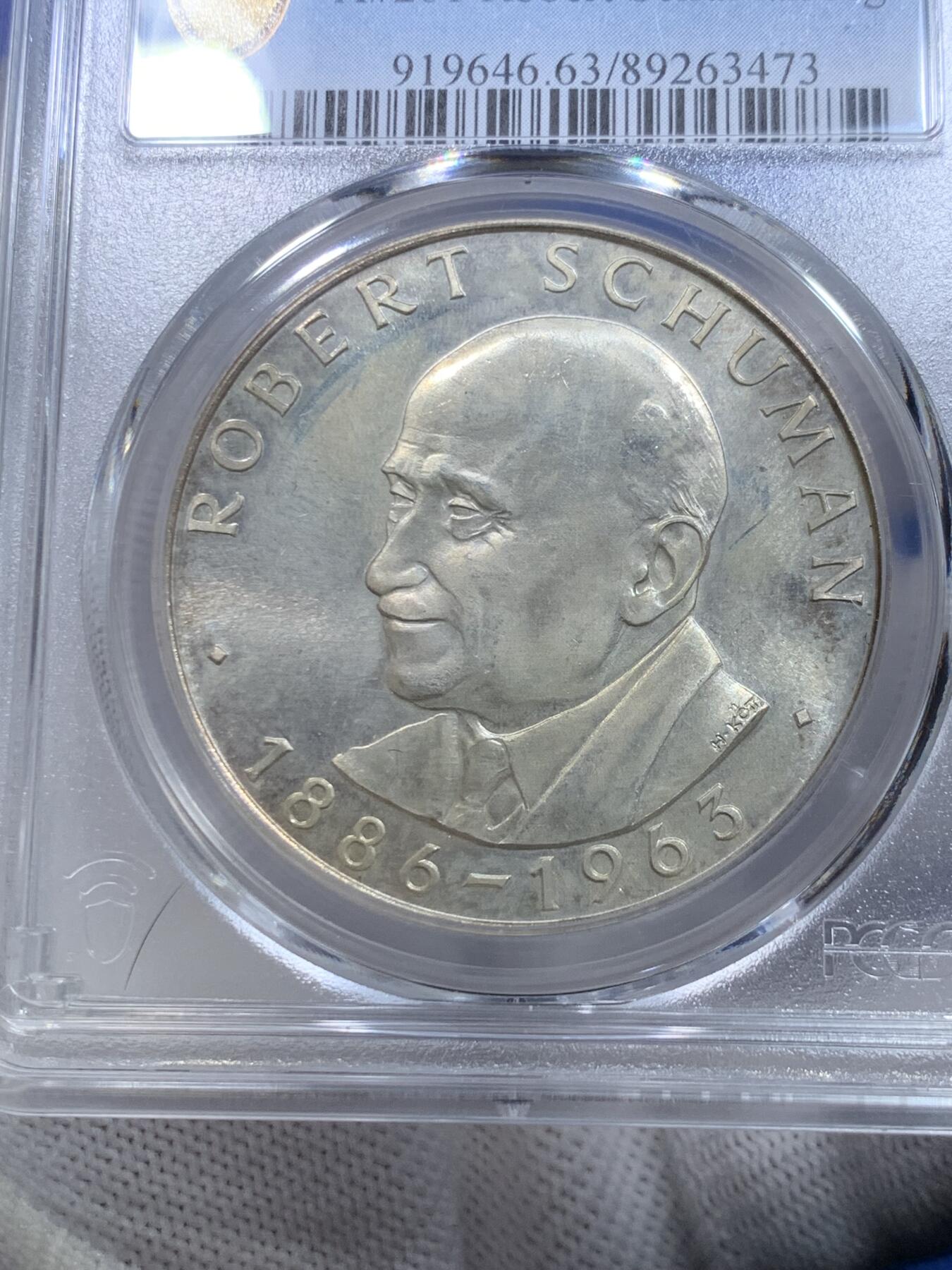 《竞宝斋》第268场- 周日，周一  2场连拍 （全场包邮） 冠军分 PCGS MS63 欧盟罗伯特·舒曼精制泰勒纪念大银币，法国政治家，曾担任法国外交部长，以他名字命名的舒曼计划为欧盟的前身欧洲煤钢共同体的建立铺平了道路。他和让·莫内一起被称为“欧盟之父”。他出任了欧洲议会的第一任议长。见于珍惜币目录，少见品种。