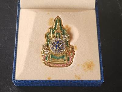荷兰-泰兰勋赏制服拍卖 - 泰王国拉玛9世执政60年纪念证章 非常著名时间 拉玛9世即普密蓬大帝 人类历史第三执政最长皇帝 颁发给当年的文武官员 品相极好 皇家造币局制作 带原盒和厂标