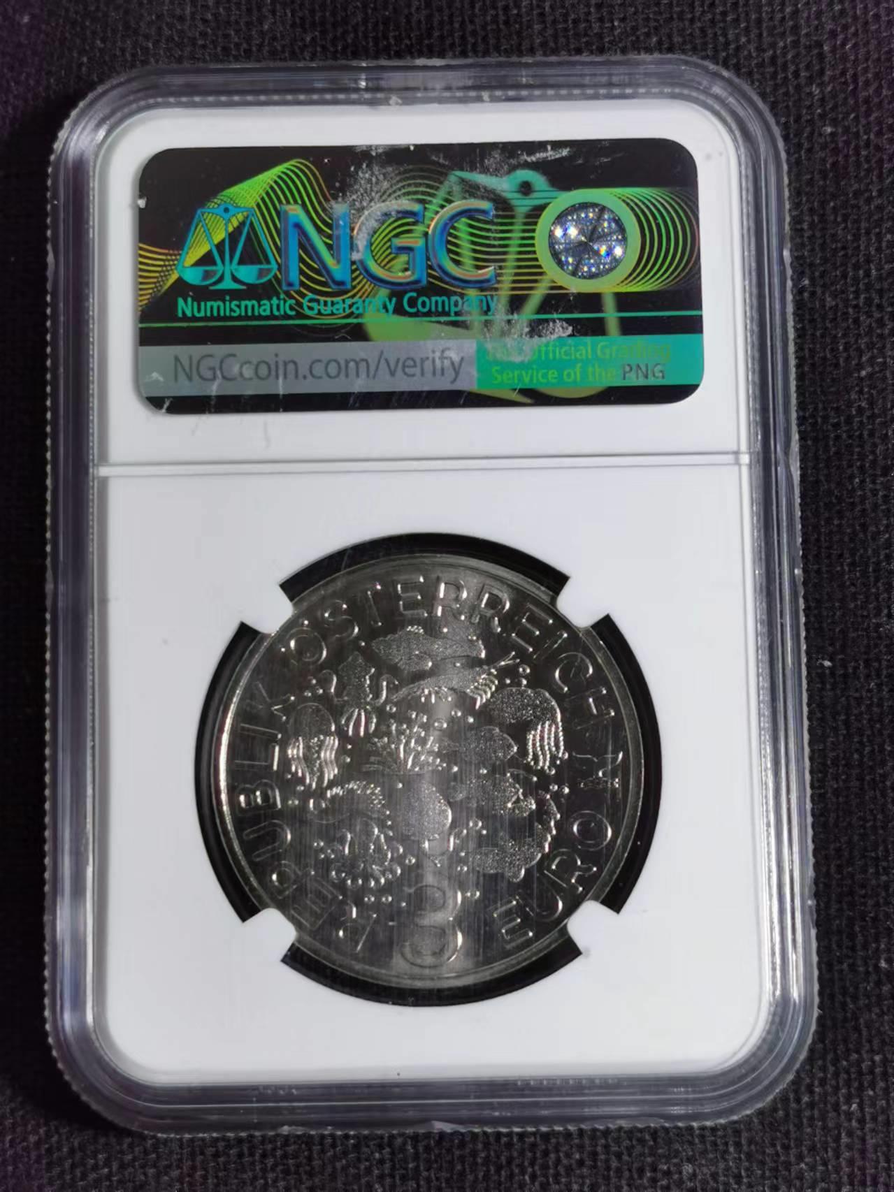 刘世昌艺术品销售中心～虎踞龙蟠*金杨在线联拍群第510期  奥地利2023年“海洋生物-南极磷虾”3欧元彩色荧光纪念币（NGC MS69 串号：6745688-046）1枚。