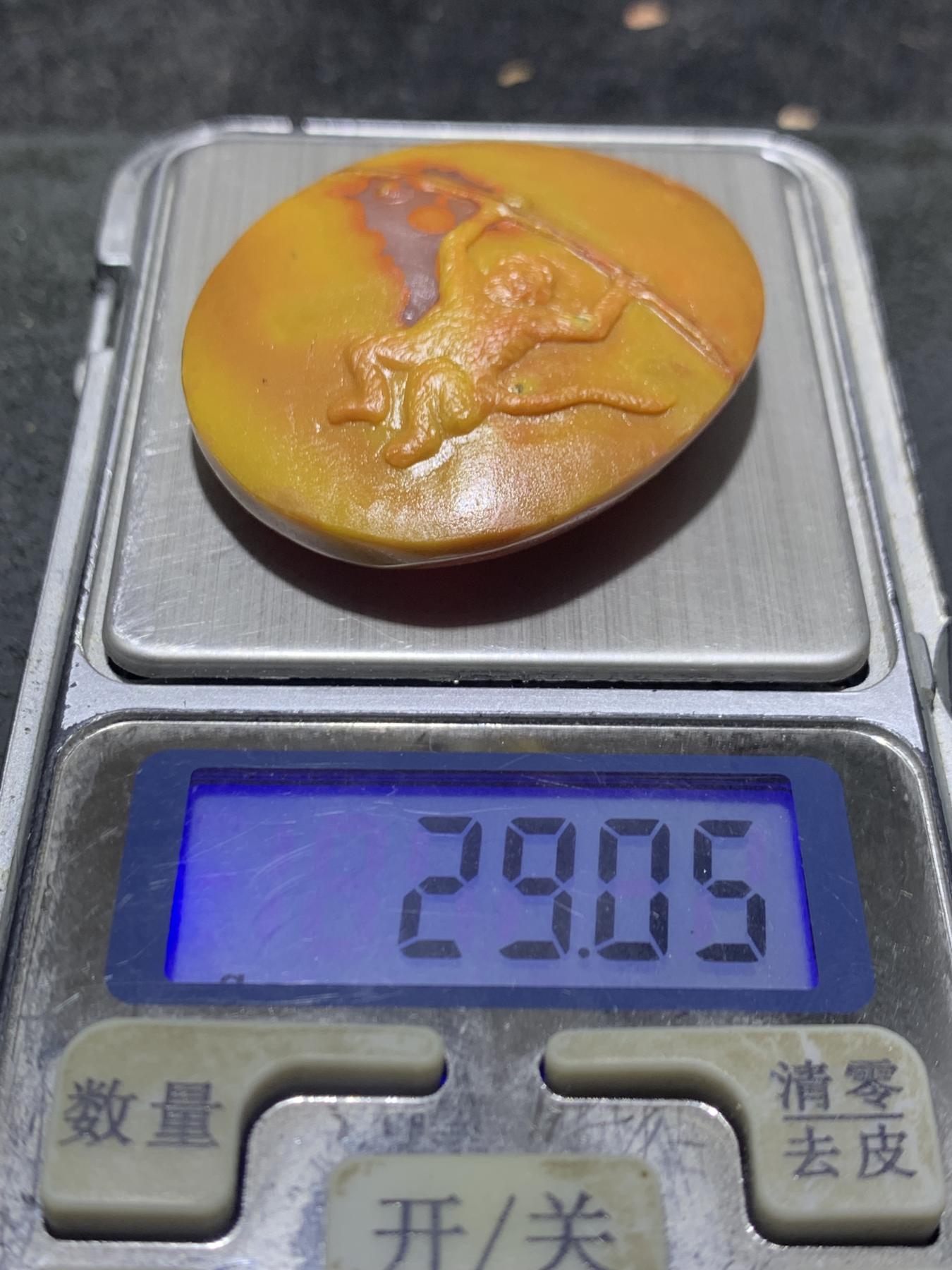 精美亚光冰飘高玉化战国红玛瑙手工雕刻灵猴把件（吊坠)一个