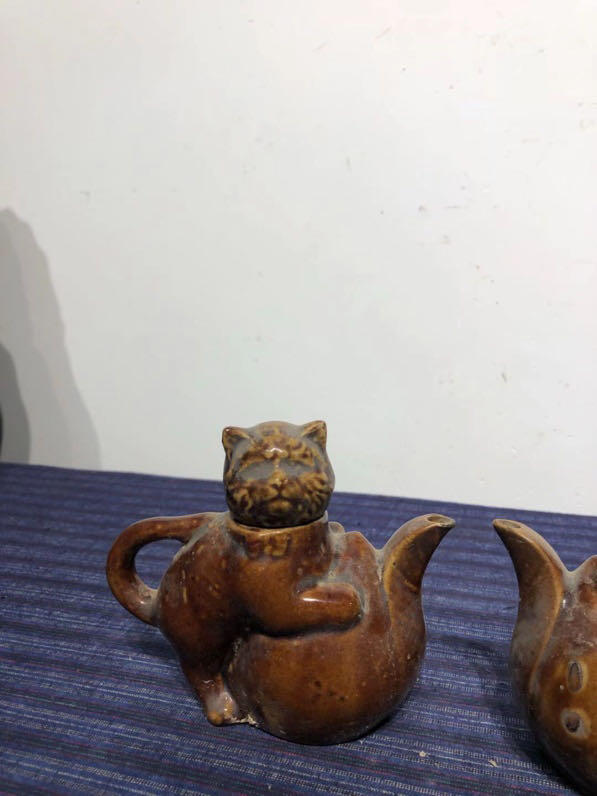 民国时期，猫壶一对，造型独特，完整。