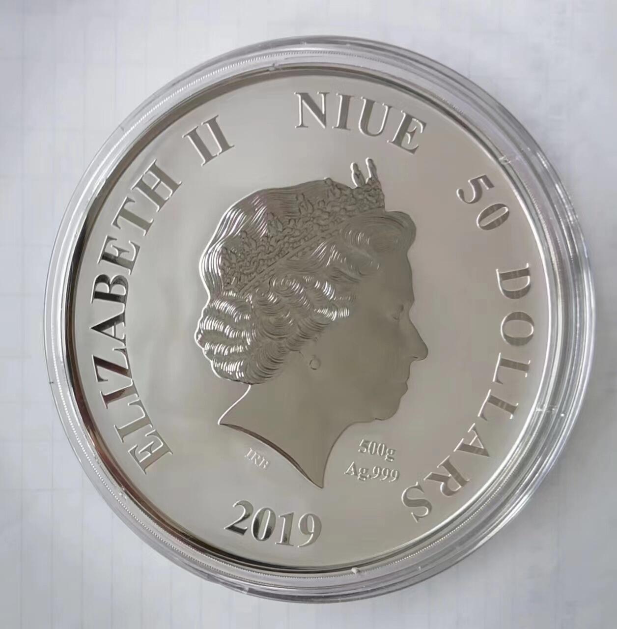 收藏联盟Quantum Auction 第346期拍卖  纽埃岛2019年50元500g镶珍珠猪年纪念银币 银料价已达3700元 品相全新  无盒子证书