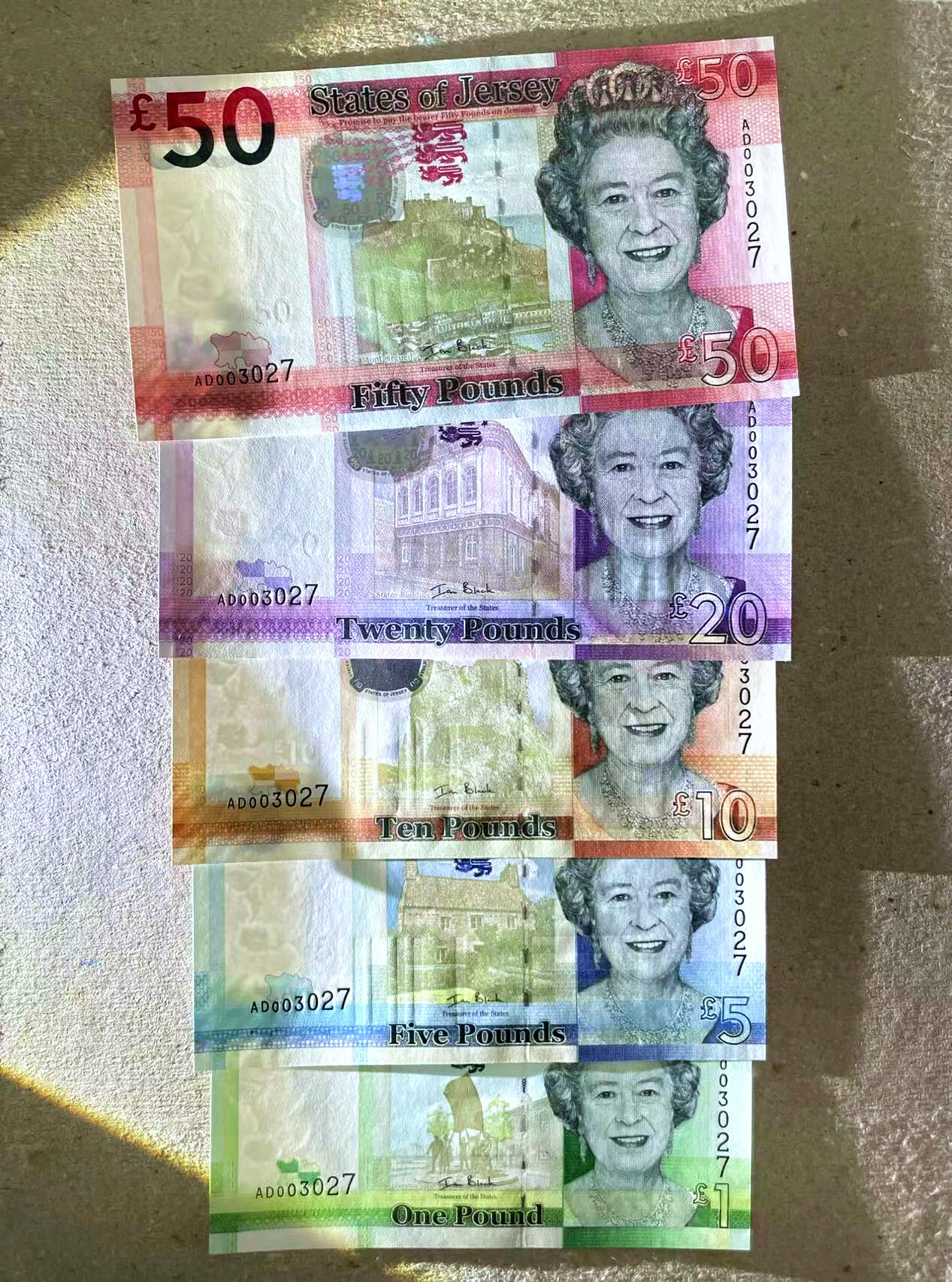 【Blue Auction】✨世界纸币精拍第476期【精】  【一组5张 首发全同3027小号】泽西 2010年1-50镑 女王 全新UNC