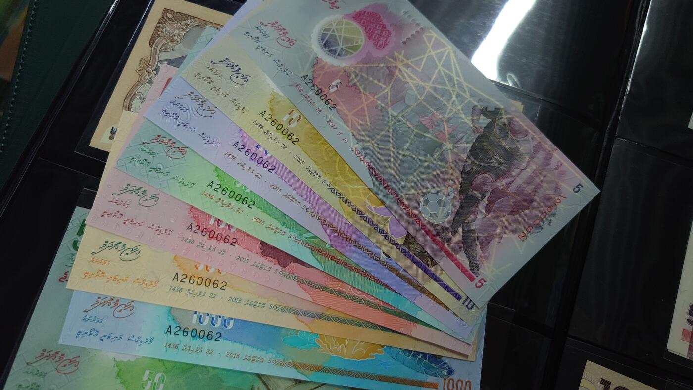 【世界钱币】精选微拍第105期暨2024年第16期  部分硬通新品销售 2015年马尔代夫5-10-20-50-100-500-1000拉菲亚 全同号+雷达号 全新绝品带原装册