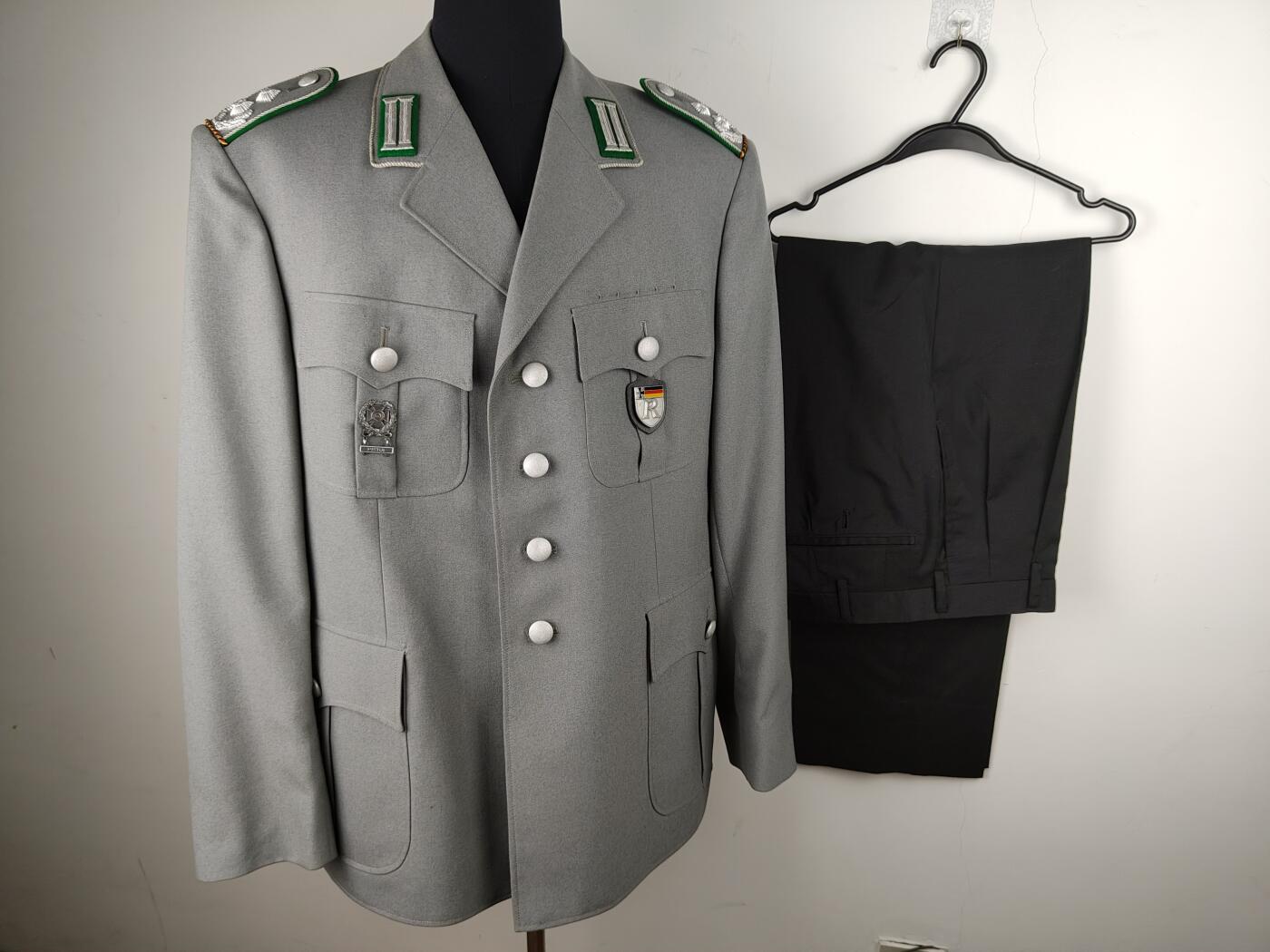 全场0元起拍 第157期 咸鱼国勋章拍卖专场 5月19日（周日）下午6：00开始 西德陆军中校常服一套 夏服裤子胸围116 肩宽48 衣长78 袖长64 腰围82 裤长101