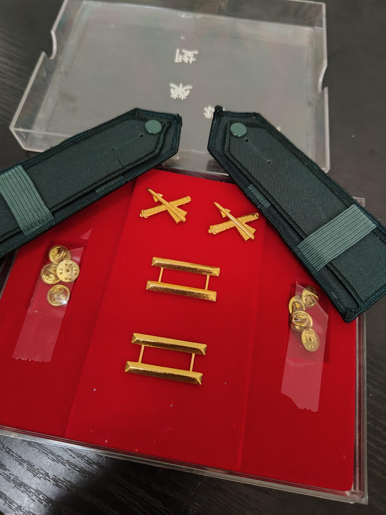全场0元起拍 第157期 咸鱼国勋章拍卖专场 5月19日（周日）下午6：00开始 早期 炮兵中尉 荣升肩章领章礼盒全套
