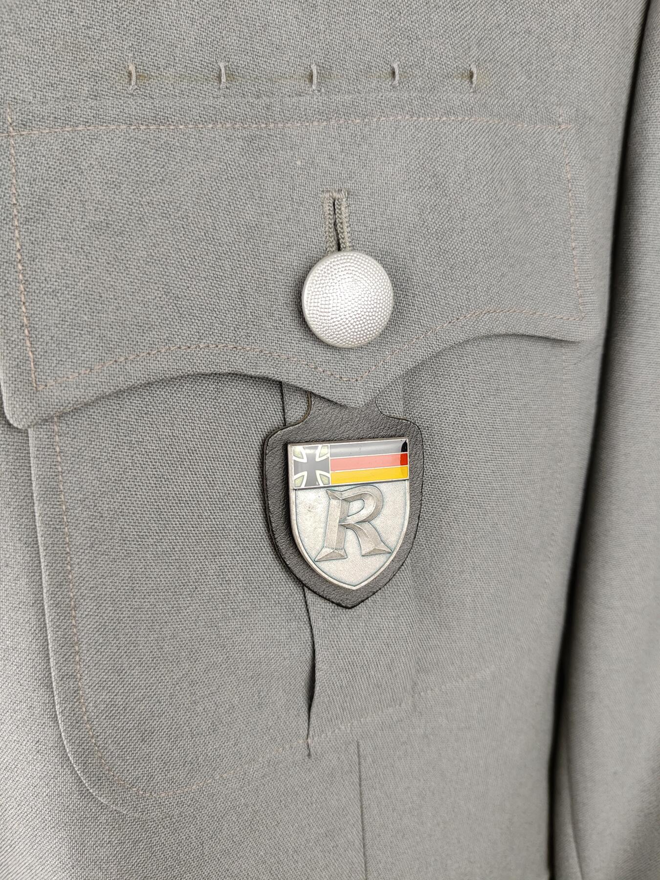 全场0元起拍 第157期 咸鱼国勋章拍卖专场 5月19日（周日）下午6：00开始 西德陆军中校常服一套 夏服裤子胸围116 肩宽48 衣长78 袖长64 腰围82 裤长101