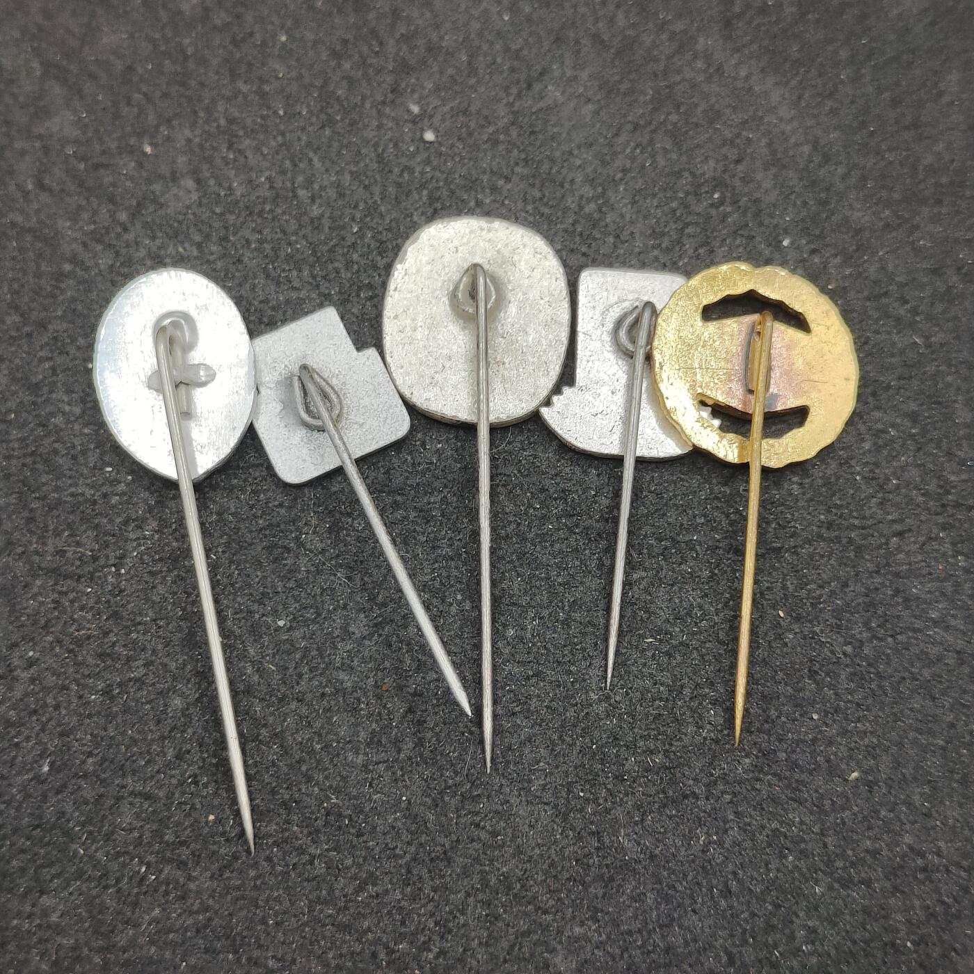 全场0元起拍 第157期 咸鱼国勋章拍卖专场 5月19日（周日）下午6：00开始 东德徽章一组五个