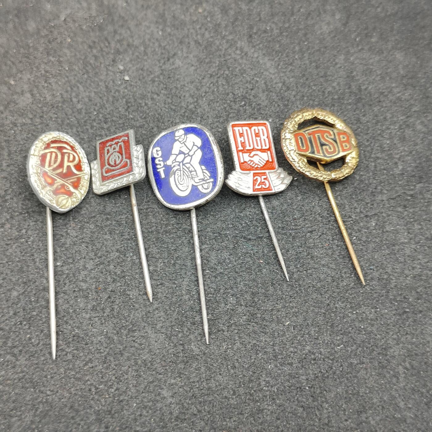 全场0元起拍 第157期 咸鱼国勋章拍卖专场 5月19日（周日）下午6：00开始 东德徽章一组五个