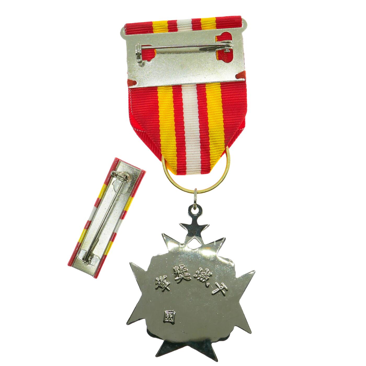 勋章奖章交易所5月19日拍卖 湾湾地区干城奖章，退台后，三点方向反光