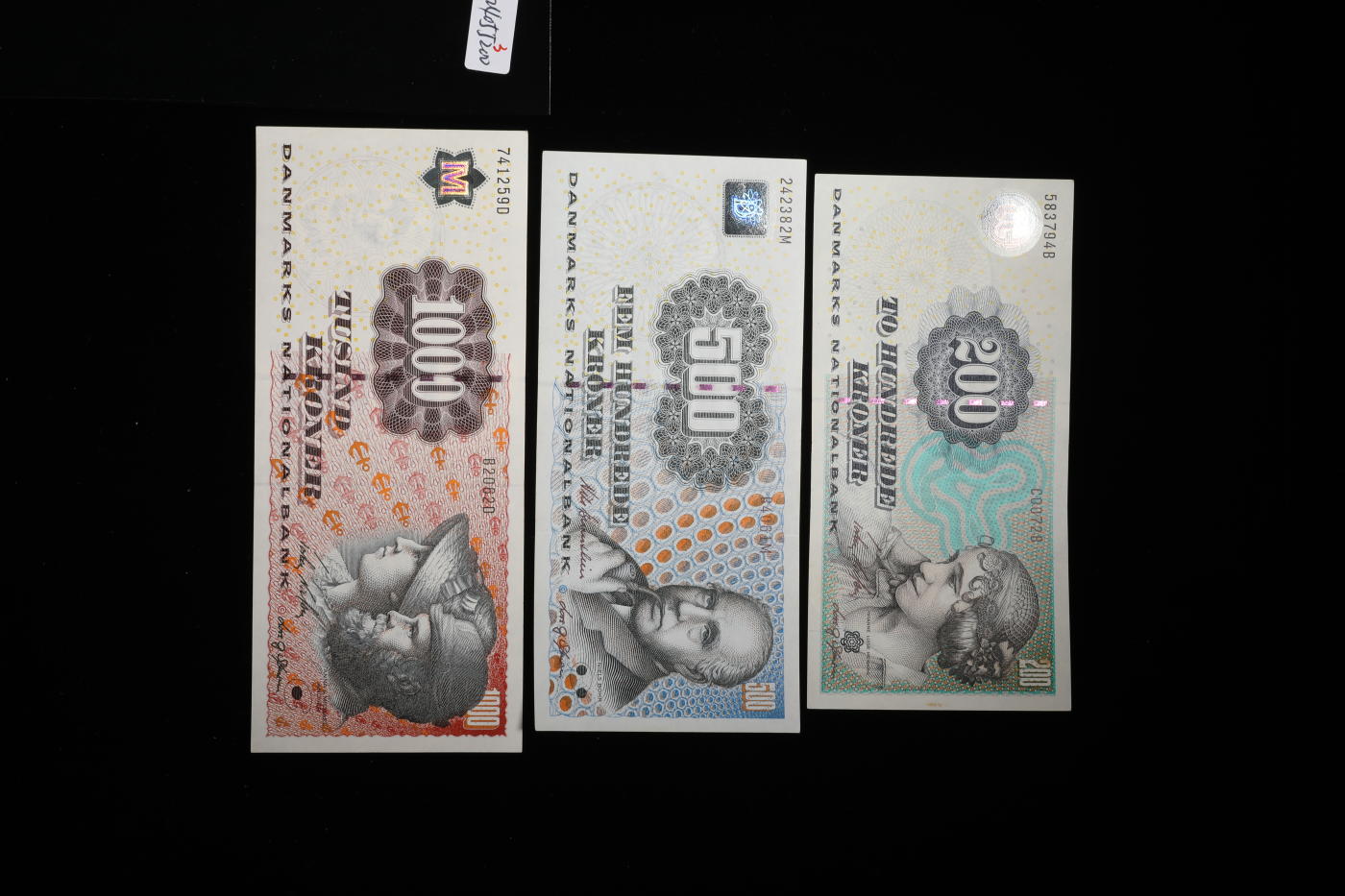 泓盛2024年春季拍卖会 纸币 18-20号3天 丹麦国家银行1997年版200克朗、500克朗、1000克朗共3枚不同，设计精美，印制精良，十分美观，九八至全新