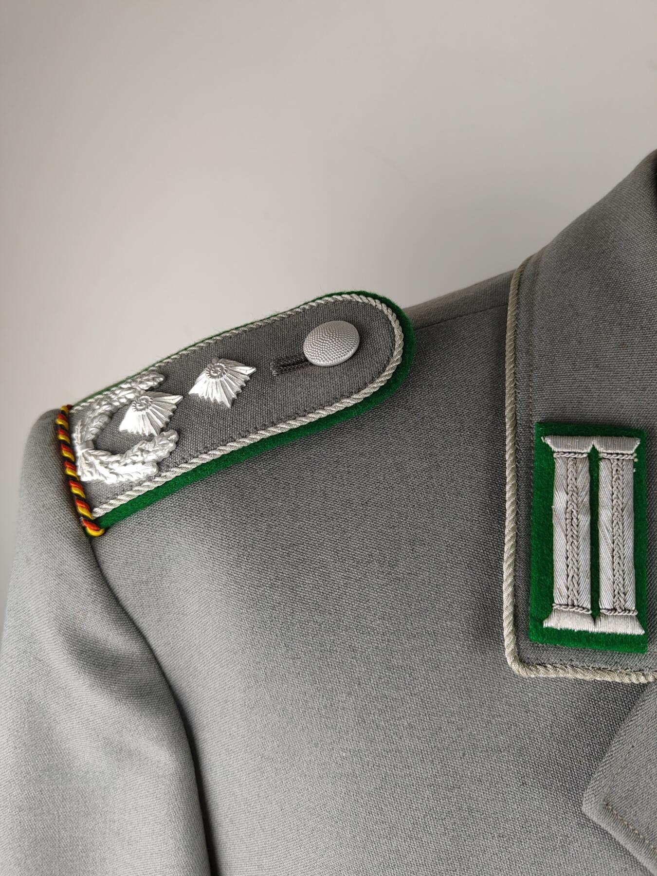 全场0元起拍 第157期 咸鱼国勋章拍卖专场 5月19日（周日）下午6：00开始 西德陆军中校常服一套 夏服裤子胸围116 肩宽48 衣长78 袖长64 腰围82 裤长101