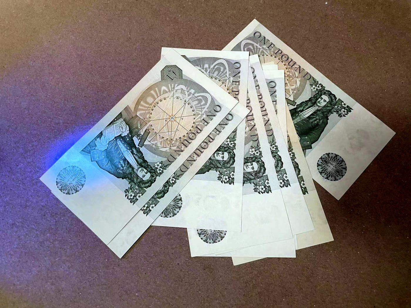 【Blue Auction】✨世界纸币精拍第477期——周日畅拍场 【一组9张 含222豹子号】英国 D序列1镑 UNC/UNC-