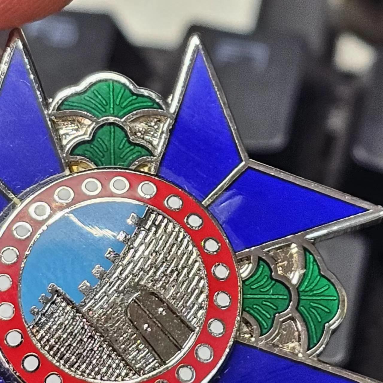 勋章奖章交易所5月19日拍卖 湾湾地区干城奖章，退台后，三点方向反光