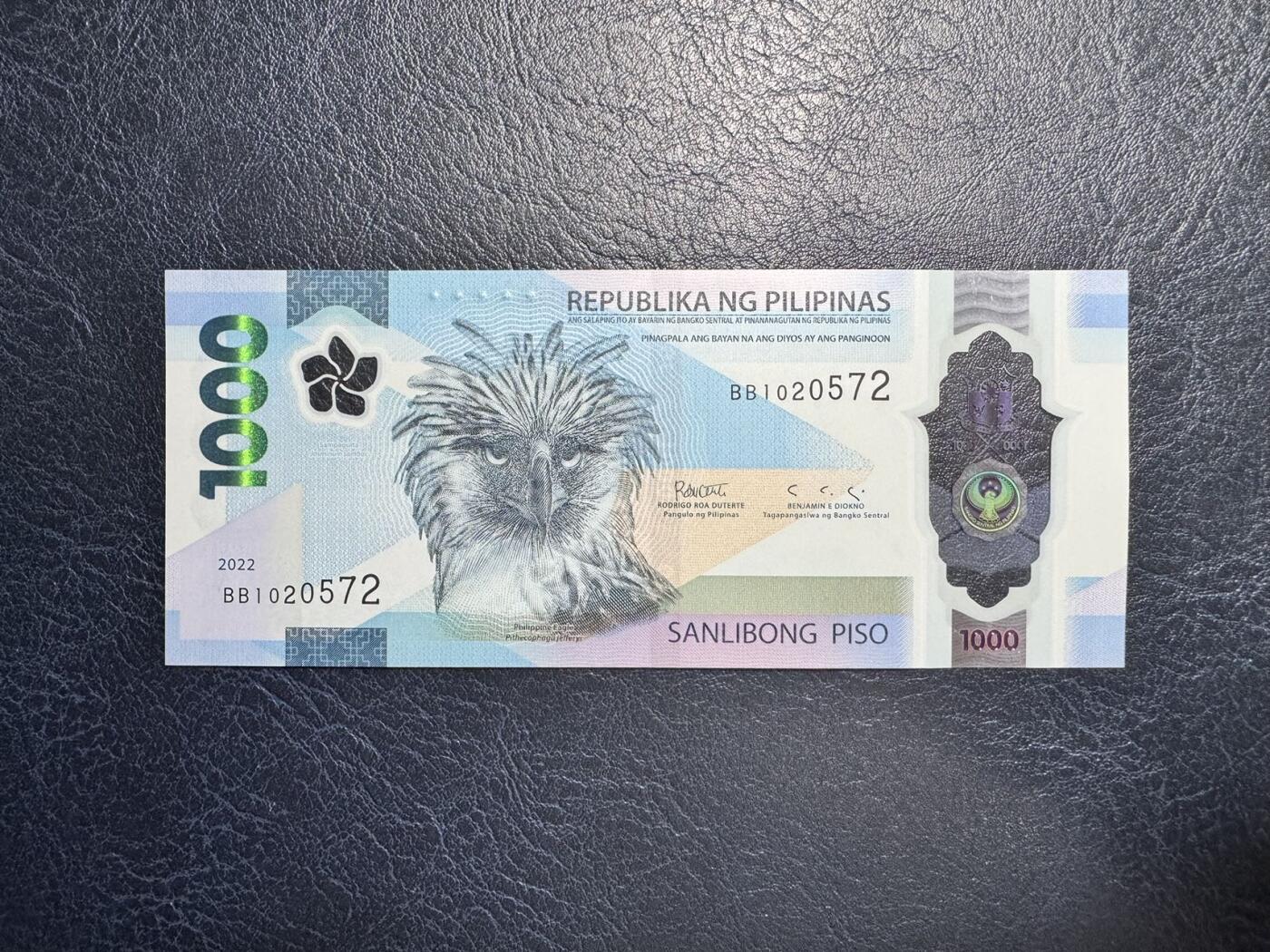 收藏联盟Quantum Auction 第346期拍卖  菲律宾2022年1000比索 品相全新UNC 号码无4 获奖作品 国鸟 食猿雕
