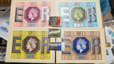 一月邮币社第二十七期拍卖国际邮票专场 - 英国女王银婚套片和新票一组