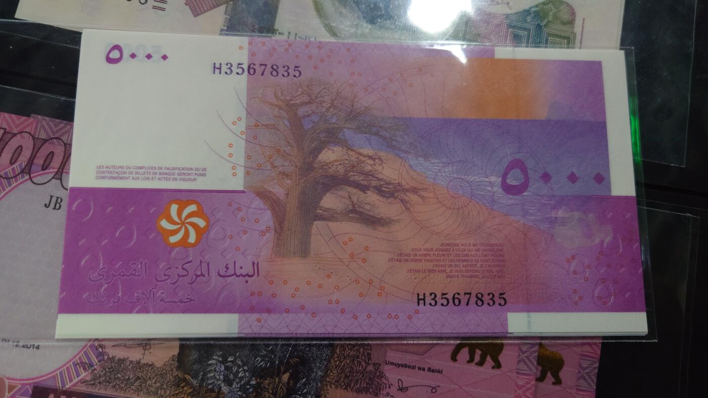 【世界钱币】精选微拍第106期暨2024年第17期  评级裸钞杂烩场 2006年科摩罗5000 全新绝品无4尾号835