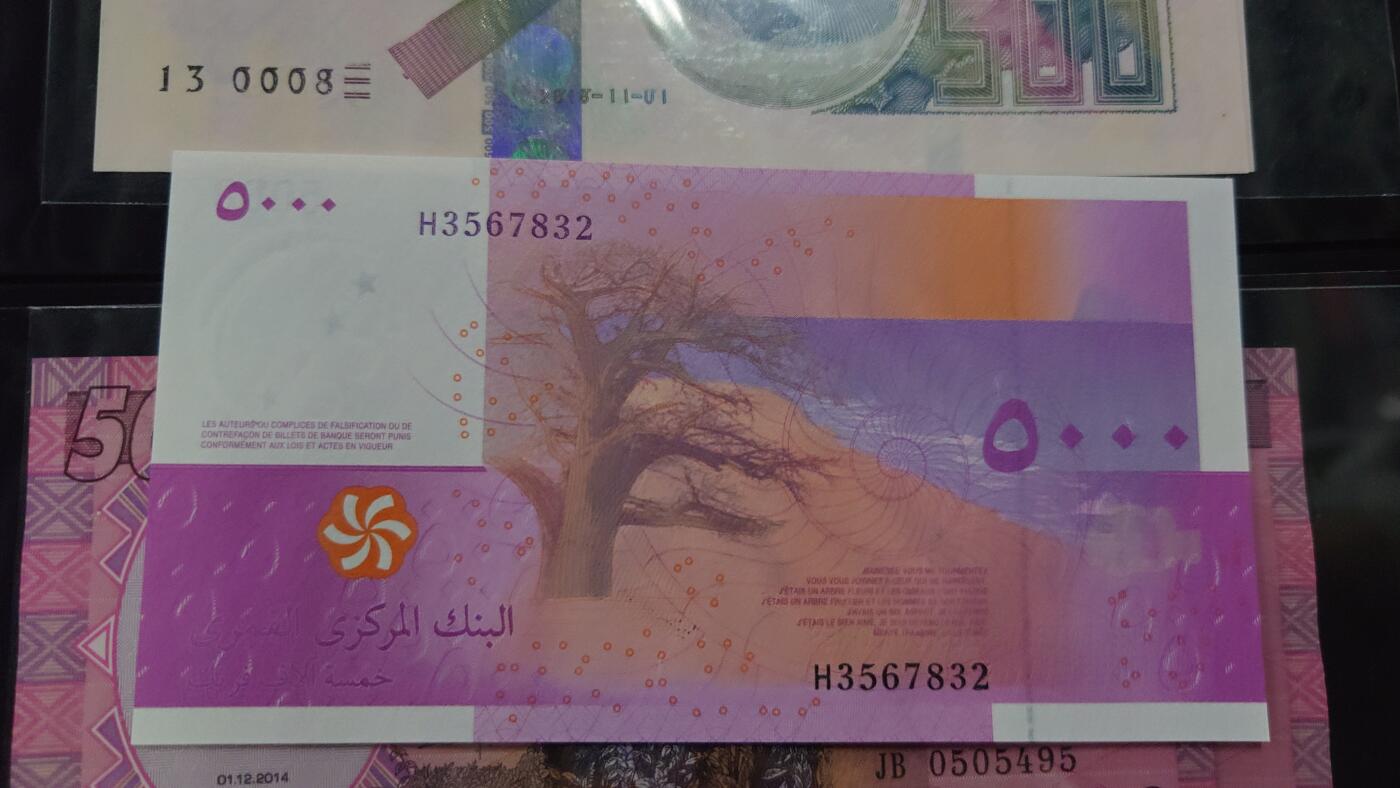 【世界钱币】精选微拍第106期暨2024年第17期  评级裸钞杂烩场 2006年科摩罗5000 全新绝品无4尾号832