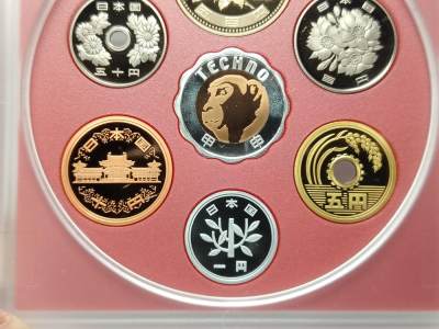 布加迪🐬～世界钱币🌾第 118 期 /  各国币及散币 - 日本🇯🇵 平成16年(2004)猴年 高科技章系列～含5克猴年双色生肖银章粉色版精制套币