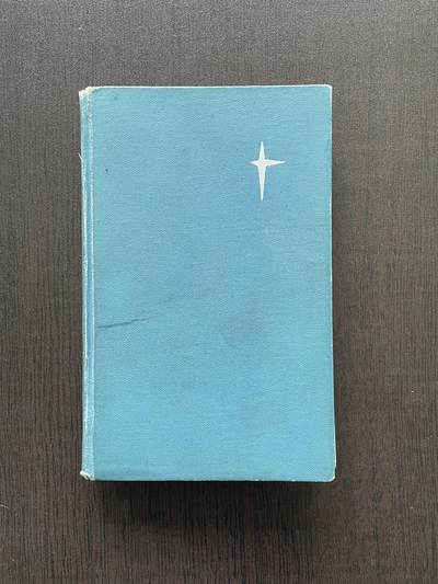 戎马世界章牌大赏第68期 - 加加林亲笔签名书籍《通往宇宙之路》，赠予苏联某电子加工厂车间集体员工 签名上方员工书写文字：为了电子加工车间全体工作人员的美好记忆！为了纪念苏联第一位宇航员。