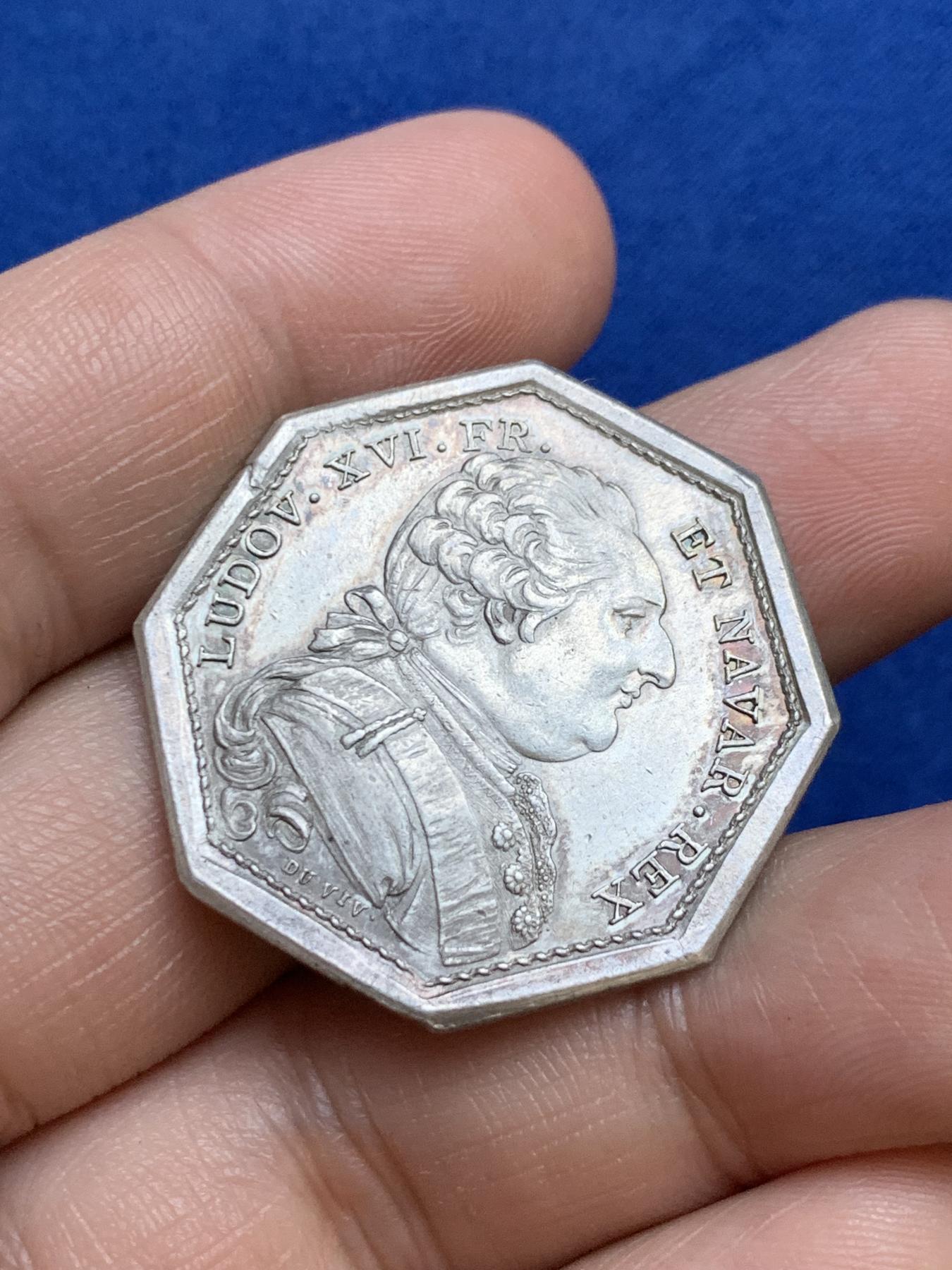 《竞宝斋》第271场-八角与章专场 周日，周一，周二  3场连拍 （全场包邮） 法国路易十六时期皇家宝藏八角银质代币，13.28g，32.3mm，早期无边铭