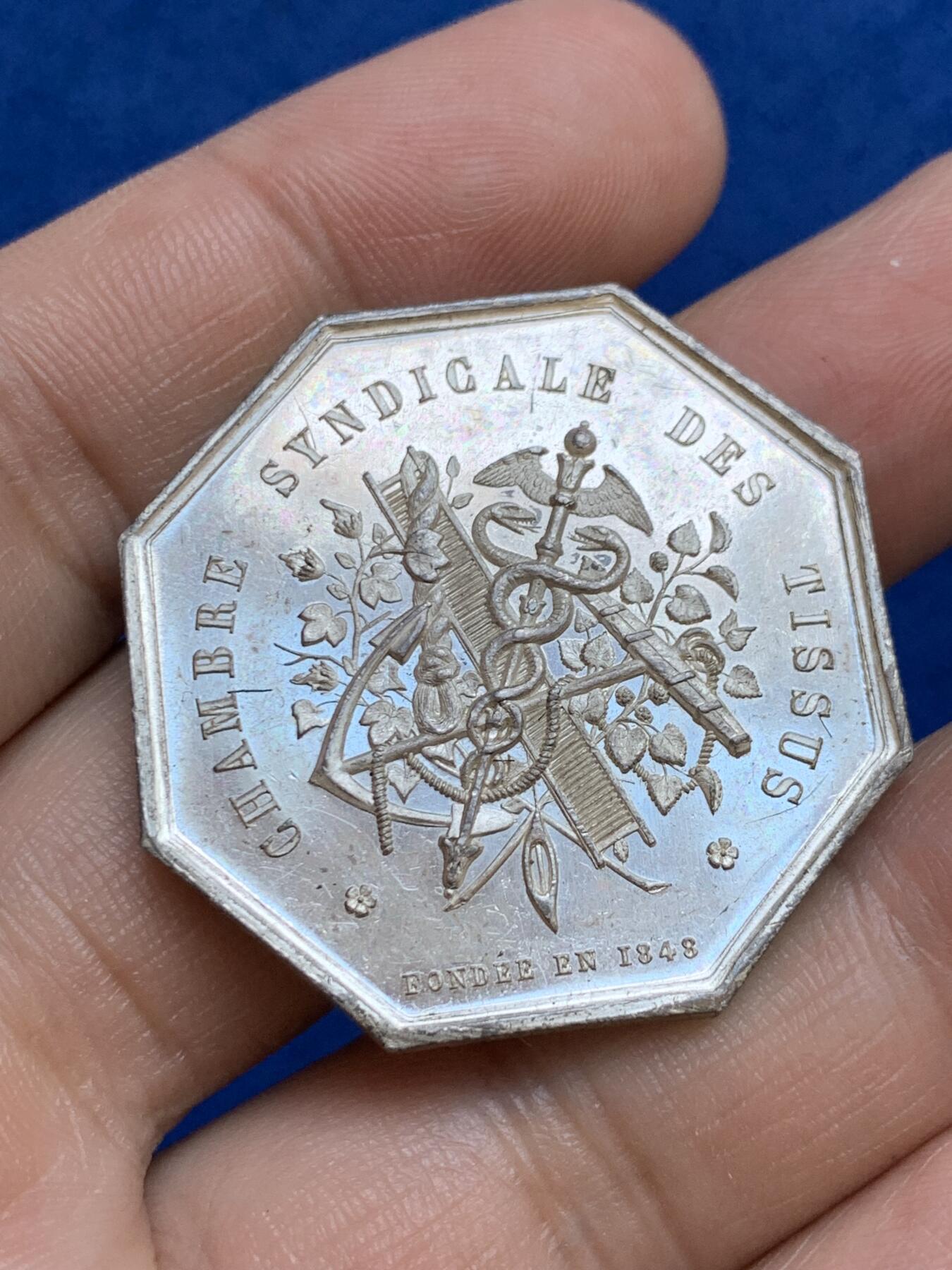 《竞宝斋》第271场-八角与章专场 周日，周一，周二  3场连拍 （全场包邮） 法国JETON银质八角，塞纳河工会，直径35.7毫米，重18.38克，边铭1845-1860手指